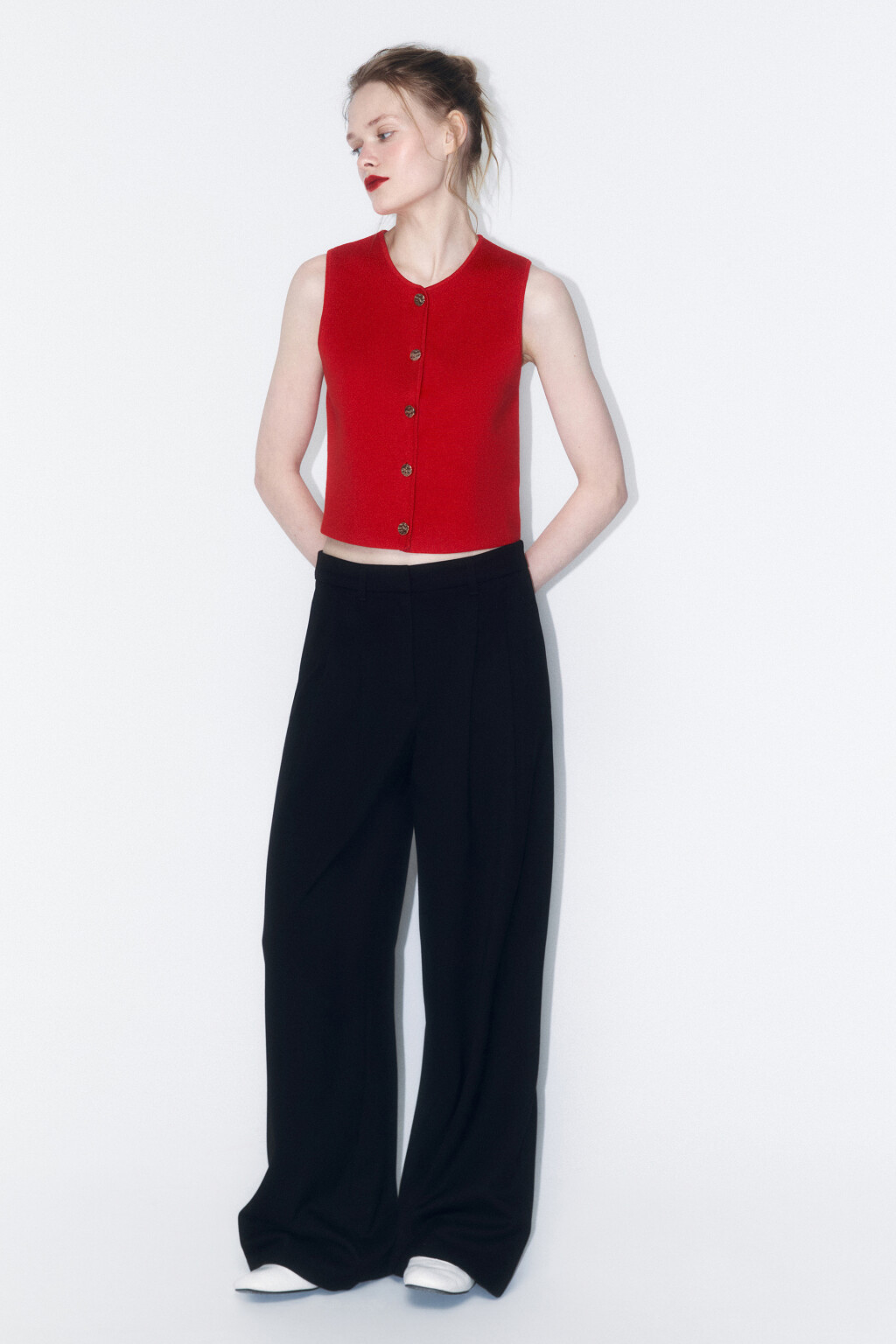 Жилет короткий трикотажный на пуговицах - цвет красный - 4
