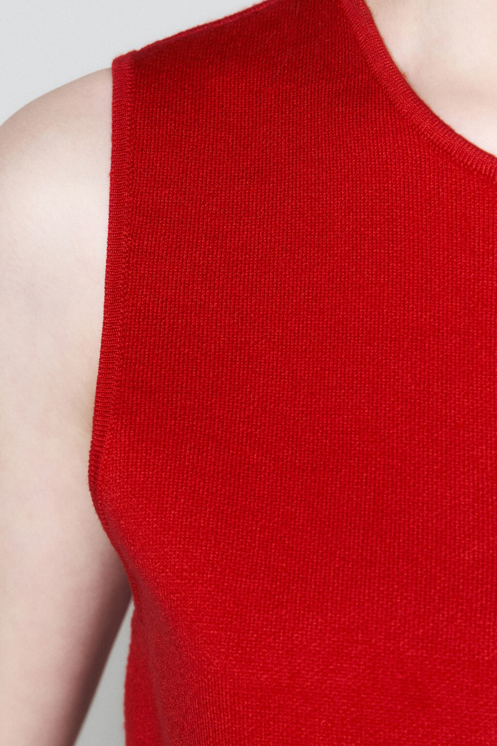 Жилет короткий трикотажный на пуговицах - цвет красный - 6