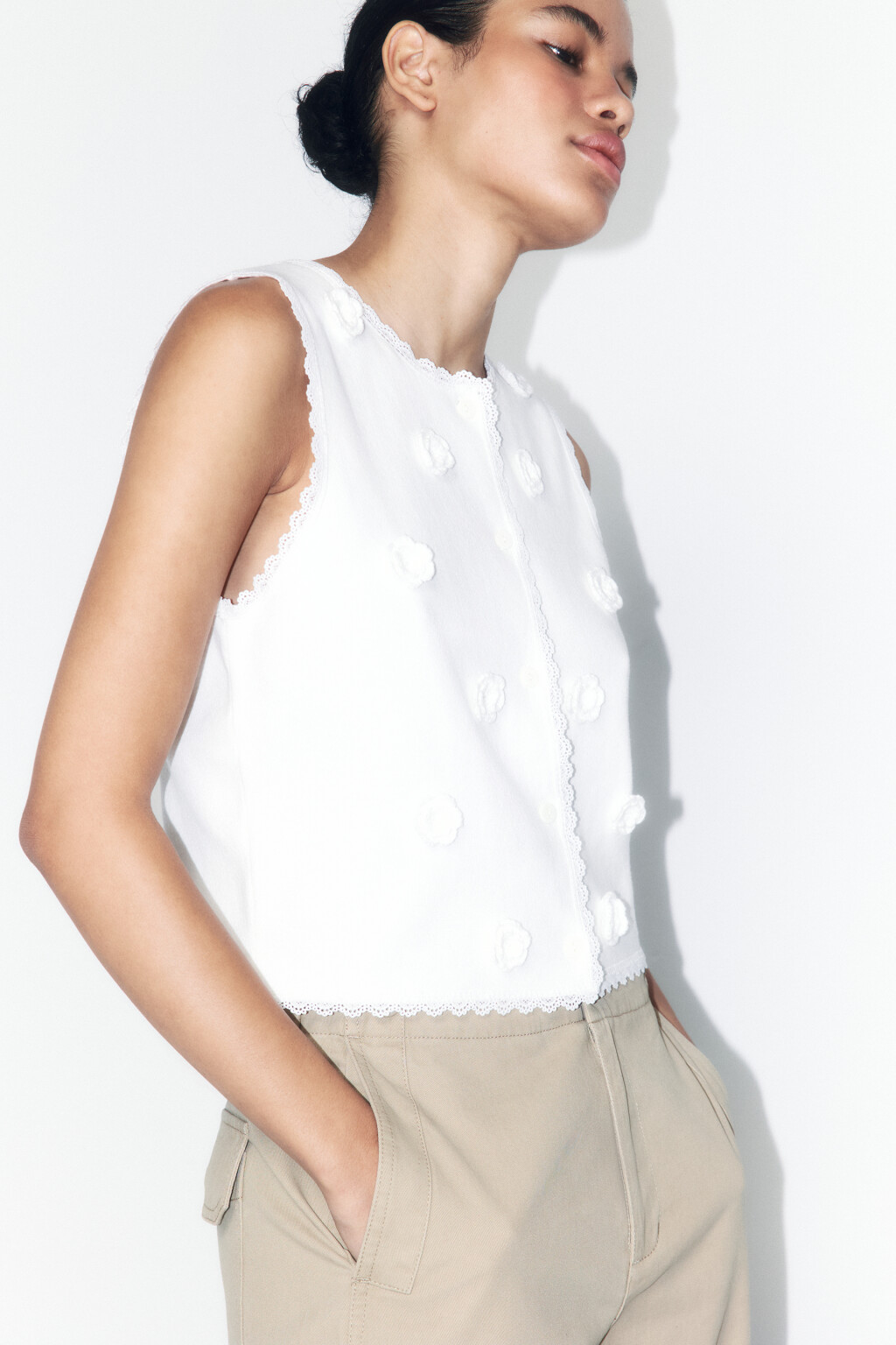 Жилет на пуговицах с цветами и кружевом - цвет молочный - 1