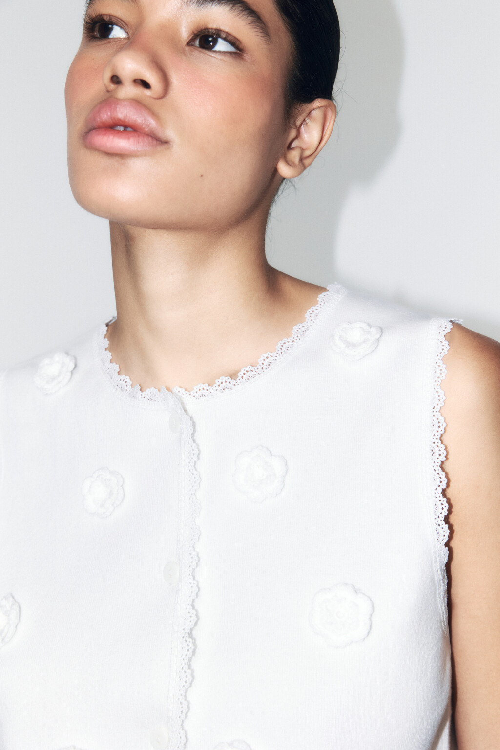 Жилет на пуговицах с цветами и кружевом - цвет молочный - 2