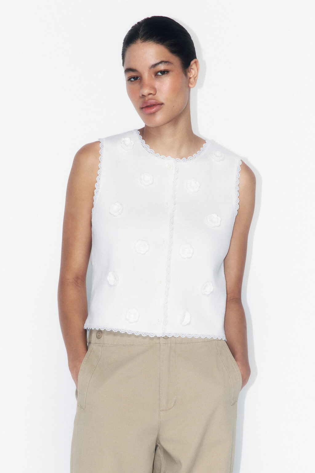Жилет на пуговицах с цветами и кружевом - цвет молочный - 3