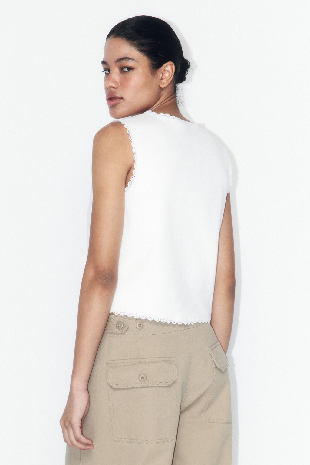 Жилет на пуговицах с цветами и кружевом - цвет молочный - 4