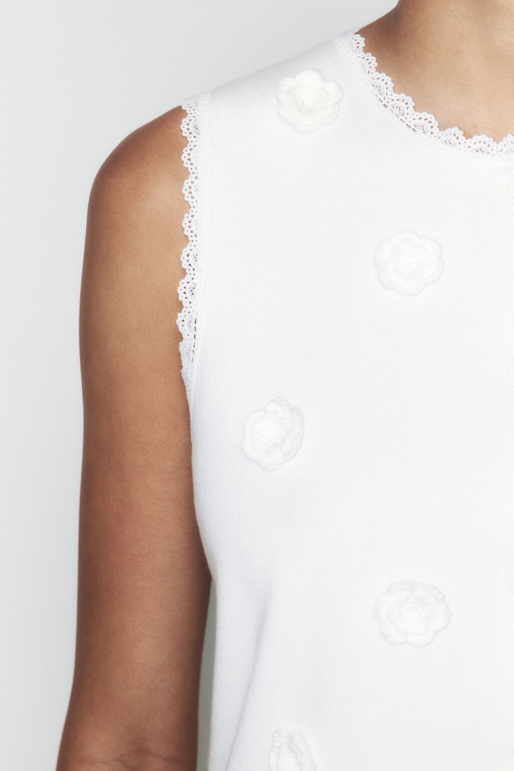 Жилет на пуговицах с цветами и кружевом - цвет молочный - 7