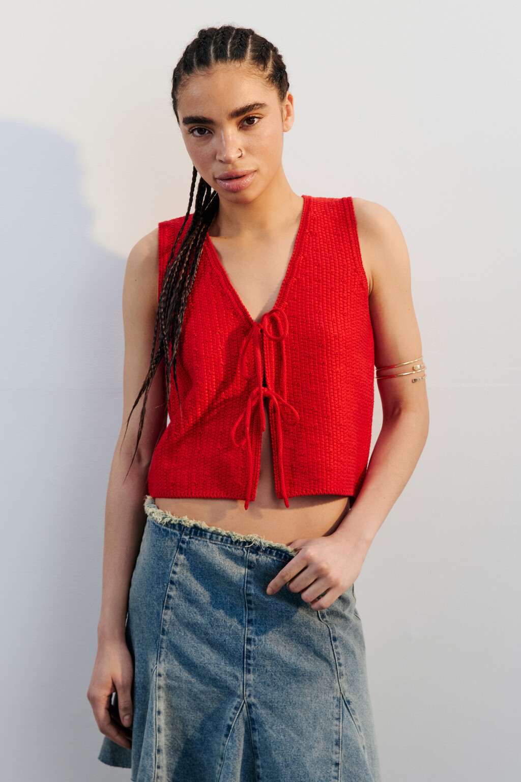 Жилет вязаный укороченный на завязках - цвет красный - 2