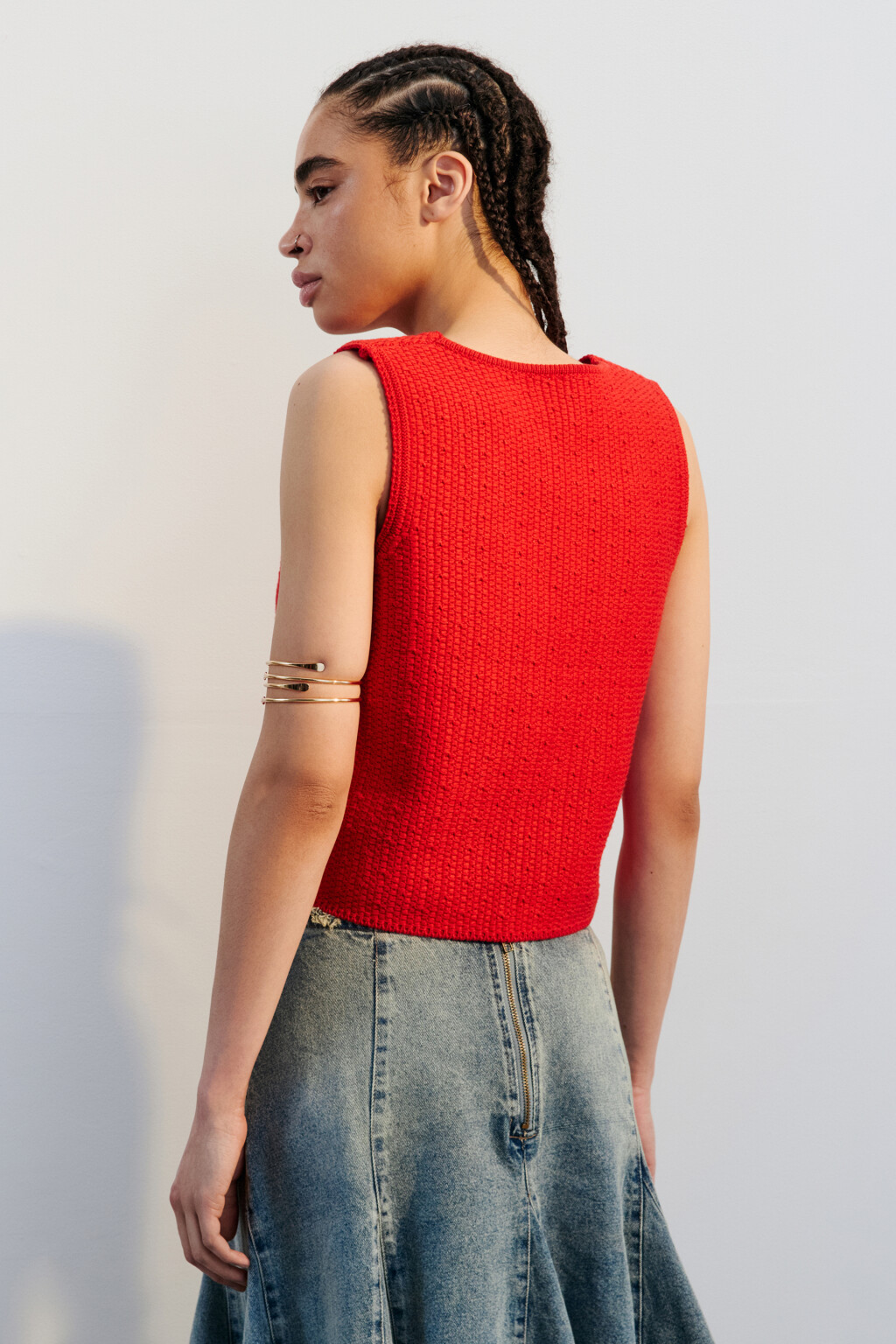 Жилет вязаный укороченный на завязках - цвет красный - 3