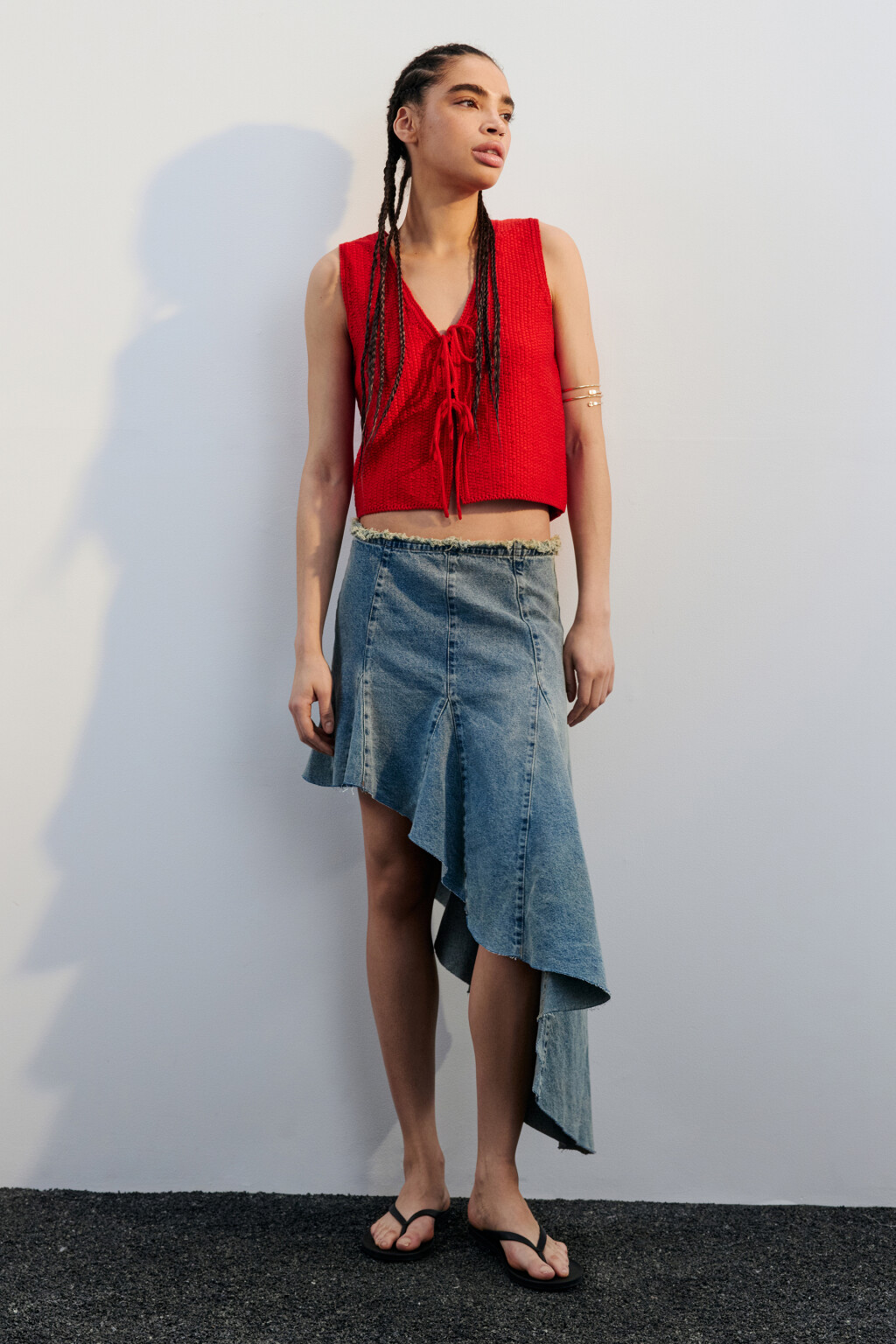 Жилет вязаный укороченный на завязках - цвет красный - 4