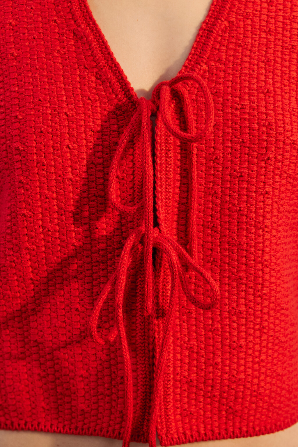 Жилет вязаный укороченный на завязках - цвет красный - 5