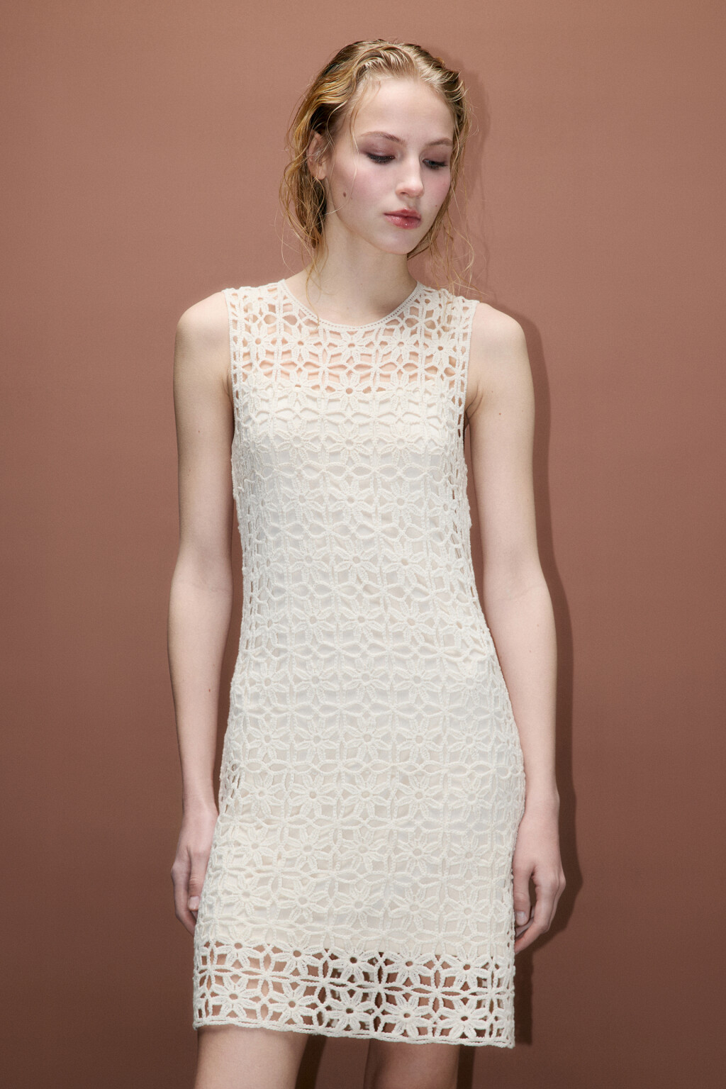 Платье мини вязаное ажурное - цвет молочный - 4