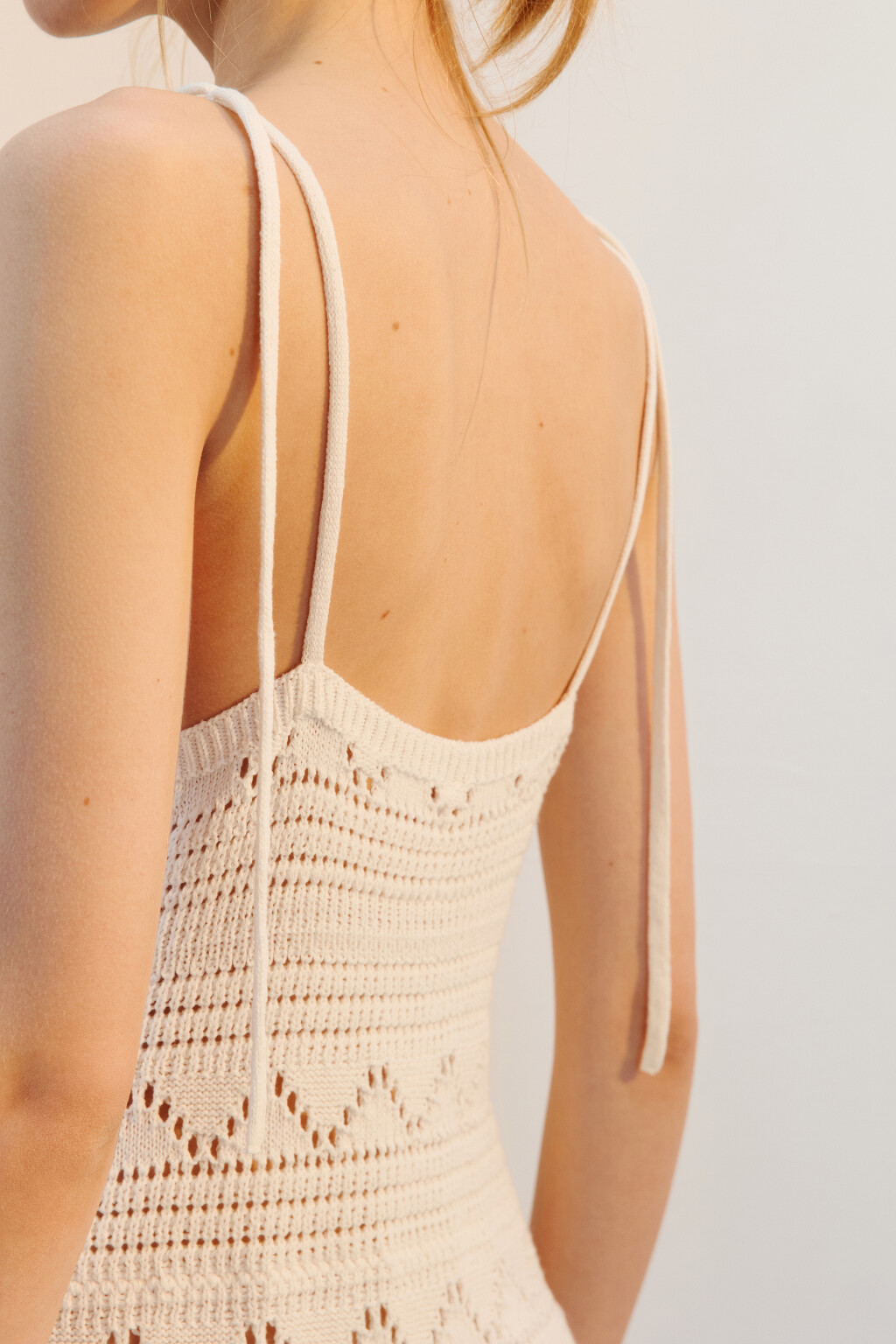 Платье мини ажурное на бретелях-завязках - цвет бежевый - 7