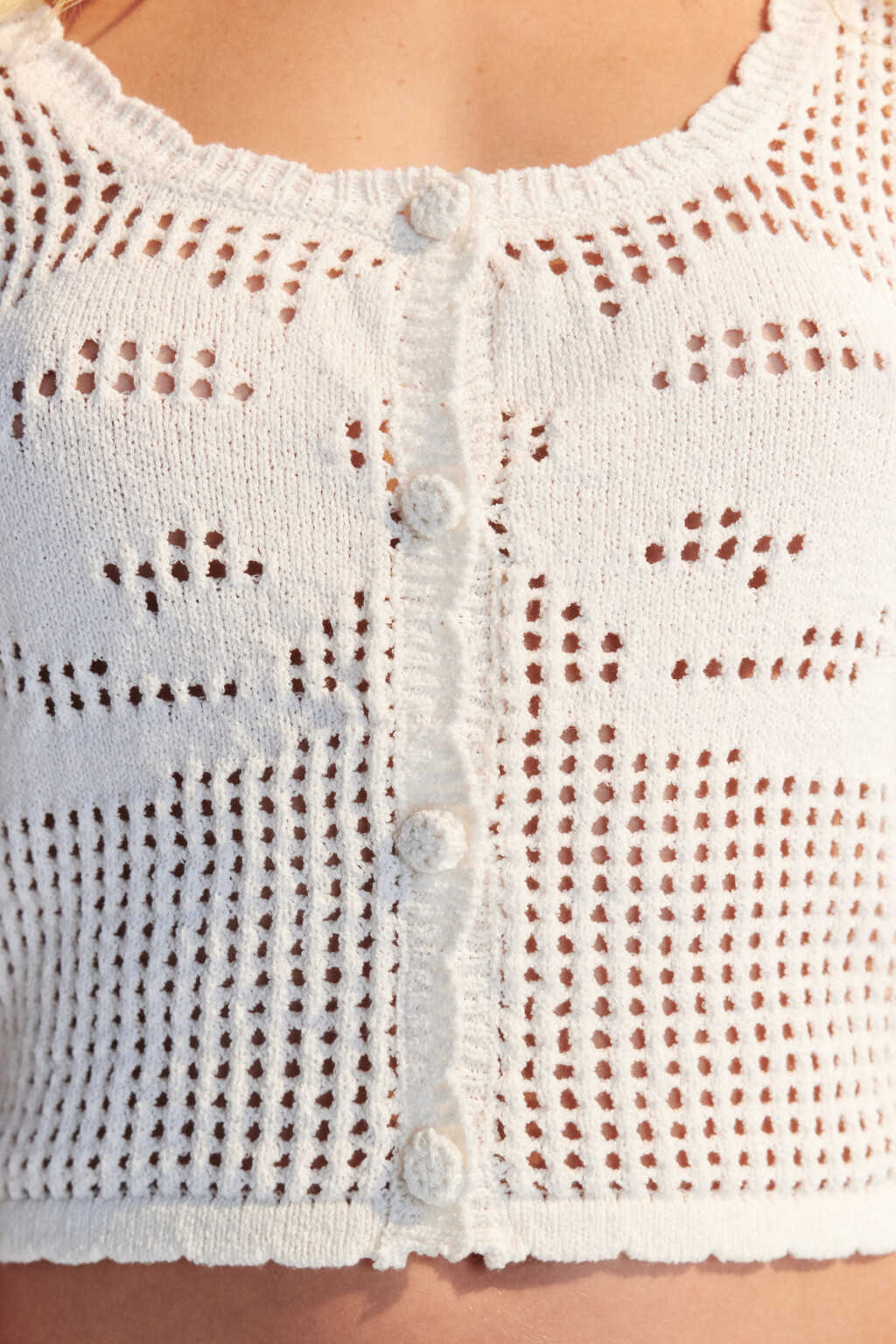 Топ вязаный ажурный на пуговицах - цвет молочный - 5
