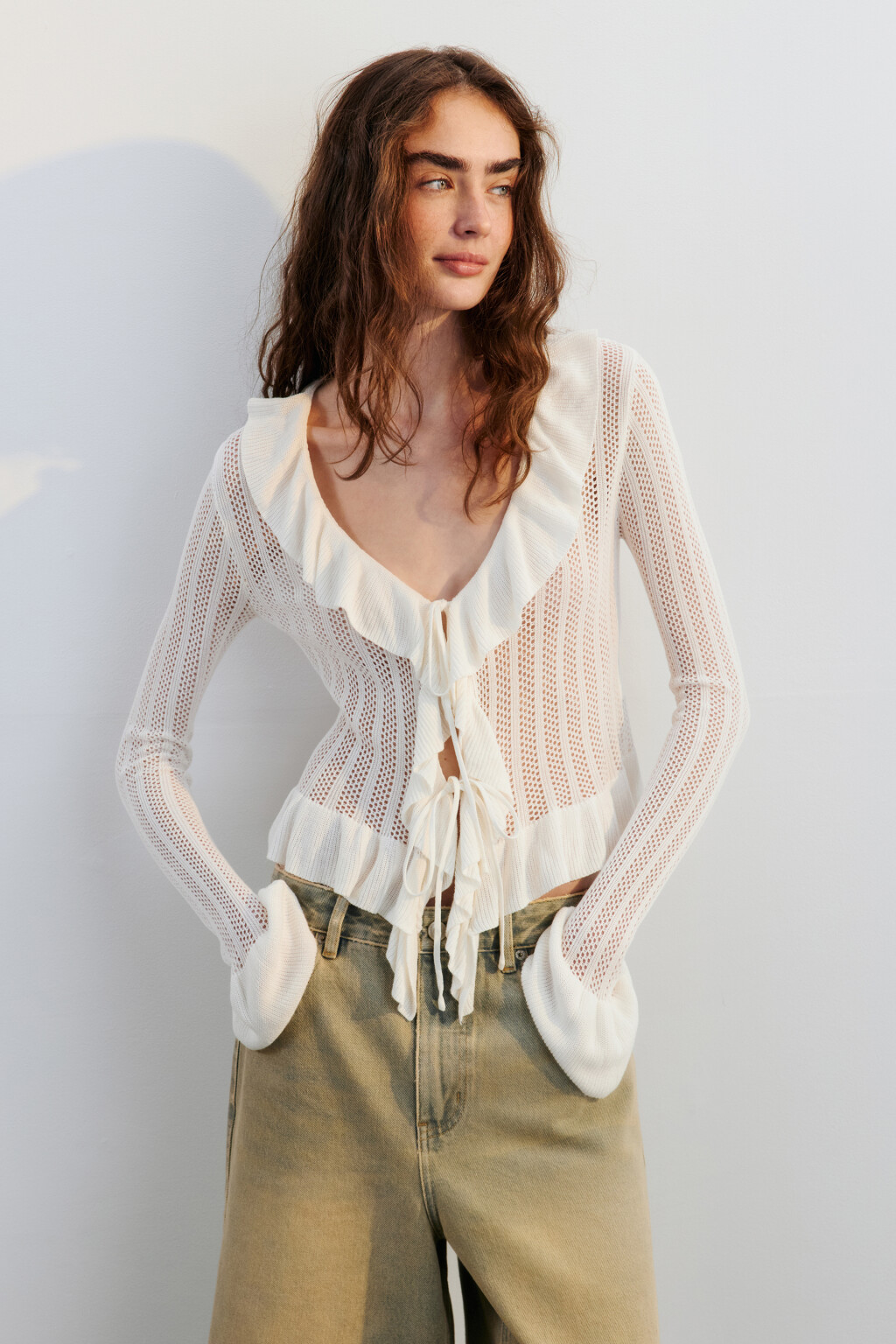 Кардиган на завязках ажурный с оборками - цвет молочный - 4
