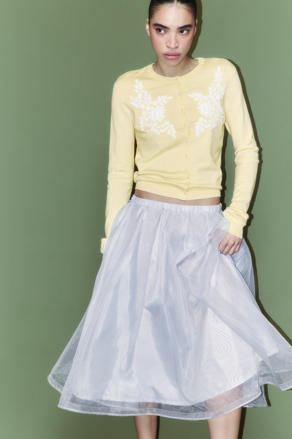 Кардиган на пуговицах с цветочной вышивкой - цвет желтый - 1