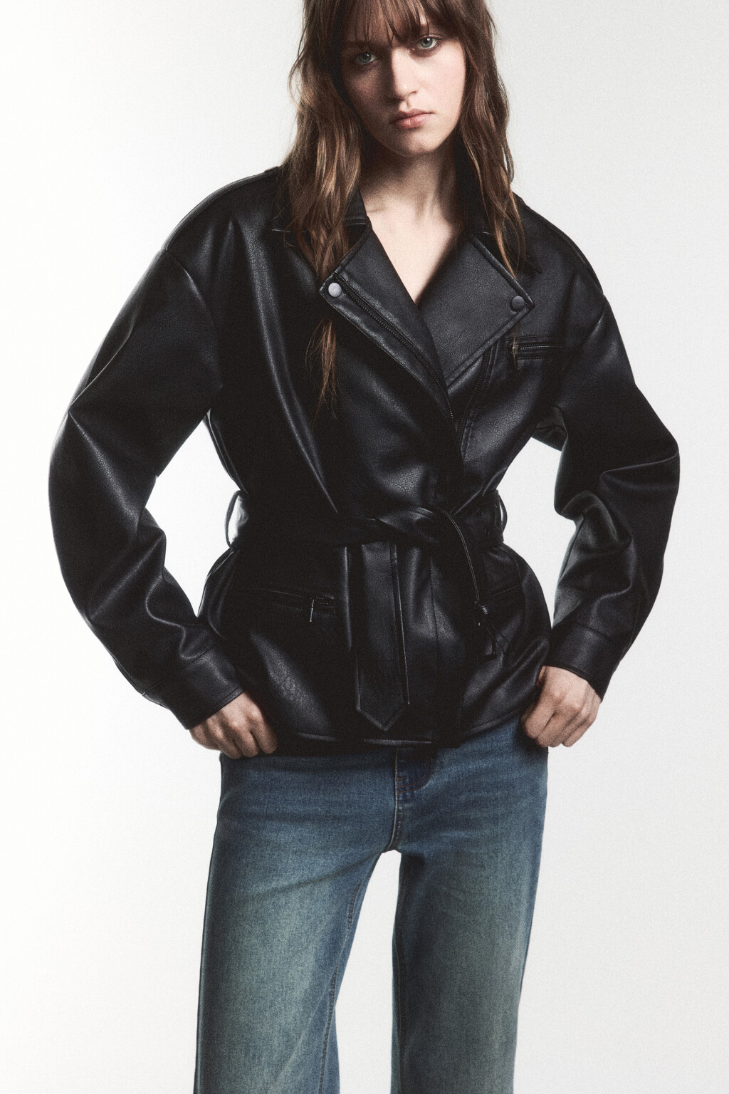 Куртка-косуха из искусственной кожи с поясом - цвет черный - 1