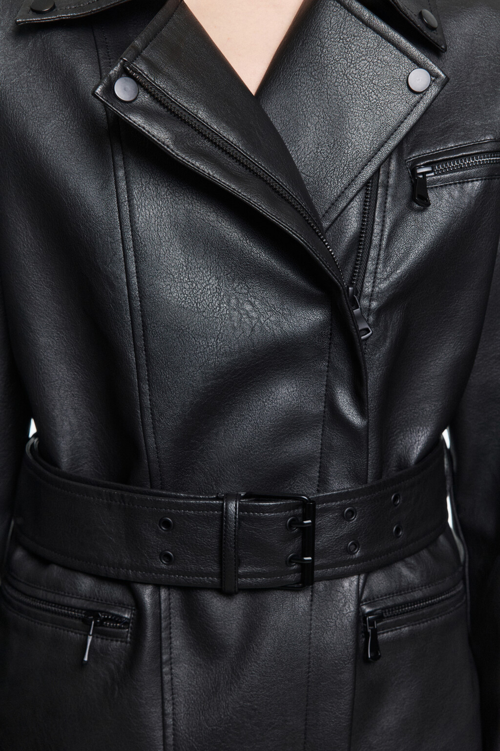 Куртка-косуха из искусственной кожи с поясом - цвет черный - 5