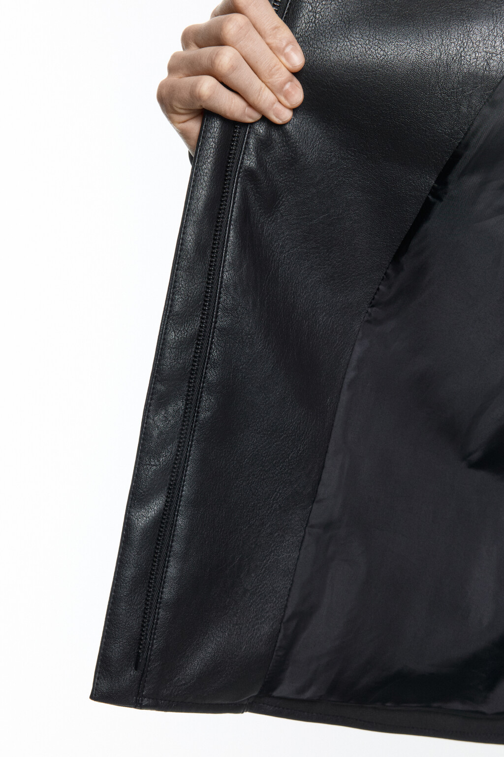 Куртка-косуха из искусственной кожи с поясом - цвет черный - 7