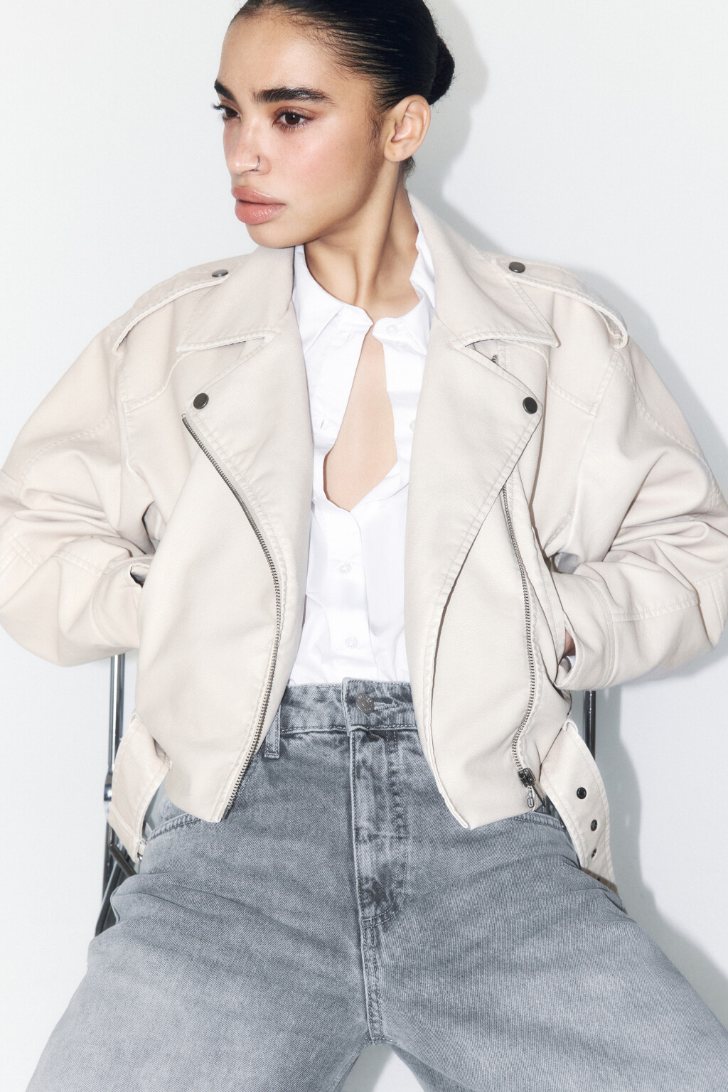 Куртка-косуха укороченная с вареным эффектом - цвет молочный - 2