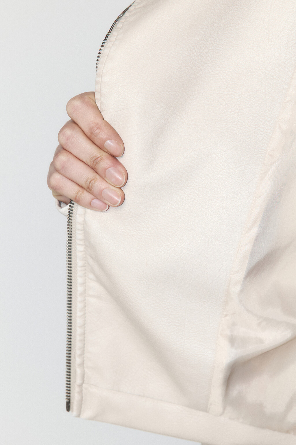 Куртка-косуха укороченная с вареным эффектом - цвет молочный - 10