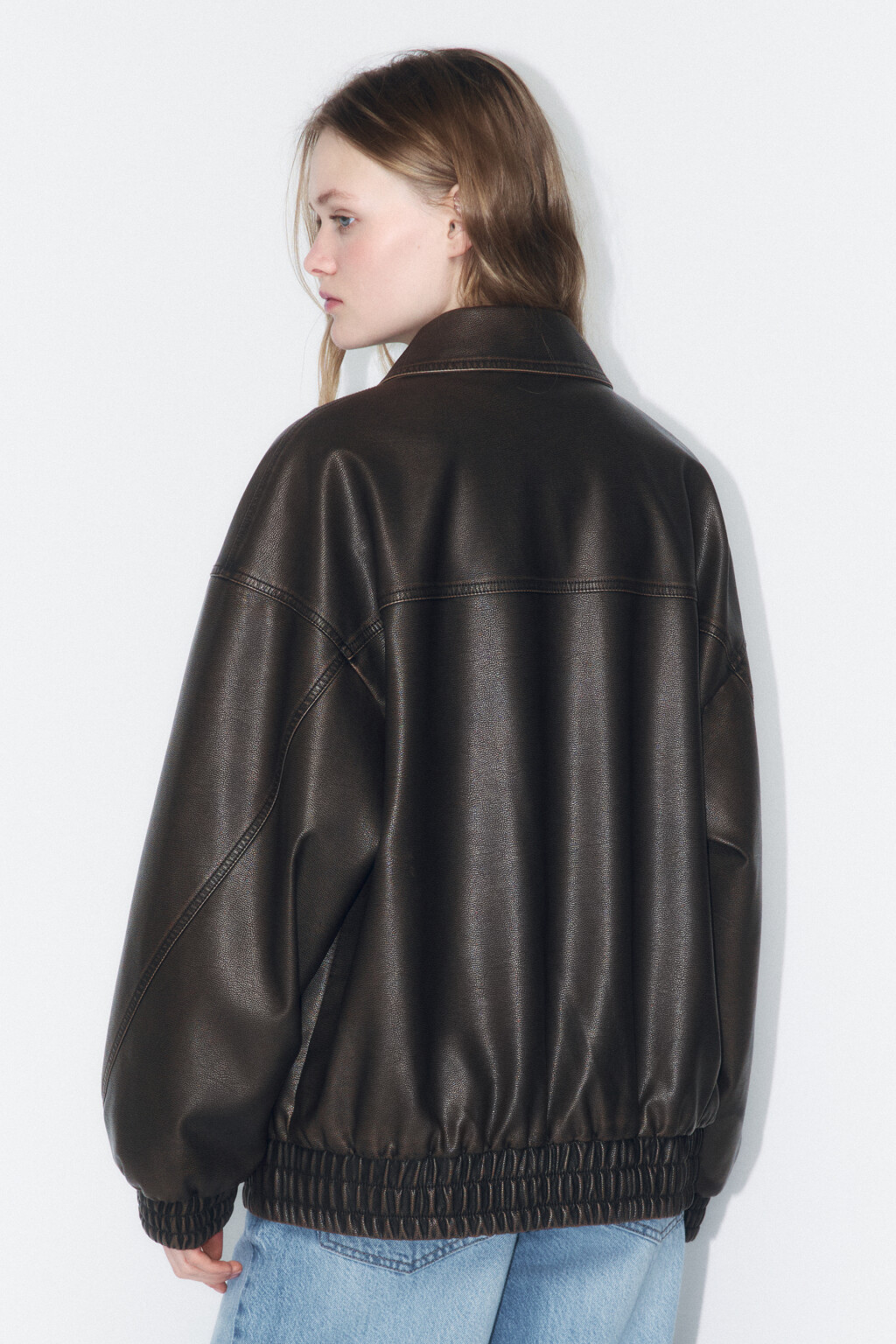 Куртка-бомбер oversize из искусственной кожи - цвет коричневый - 4