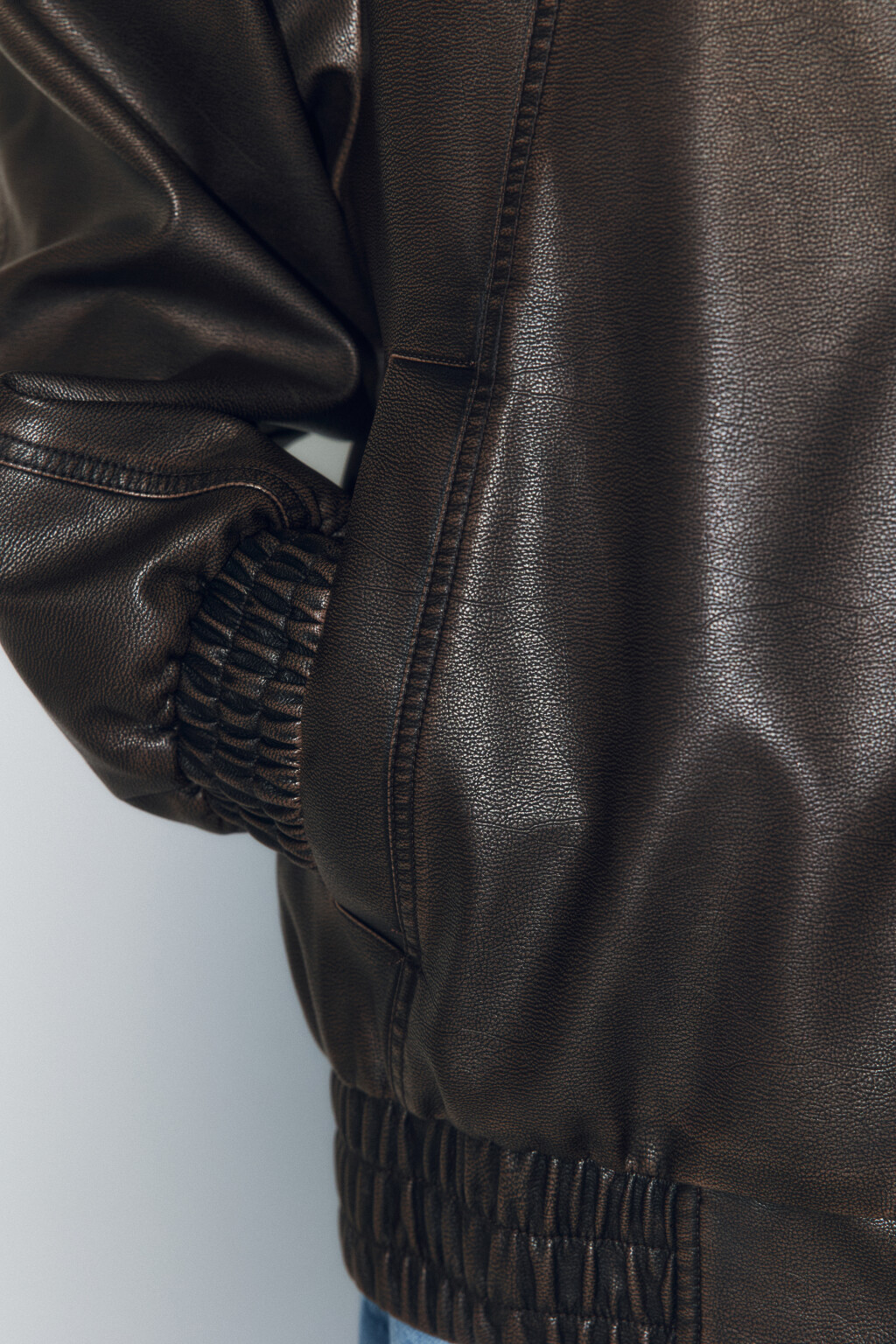 Куртка-бомбер oversize из искусственной кожи - цвет коричневый - 7