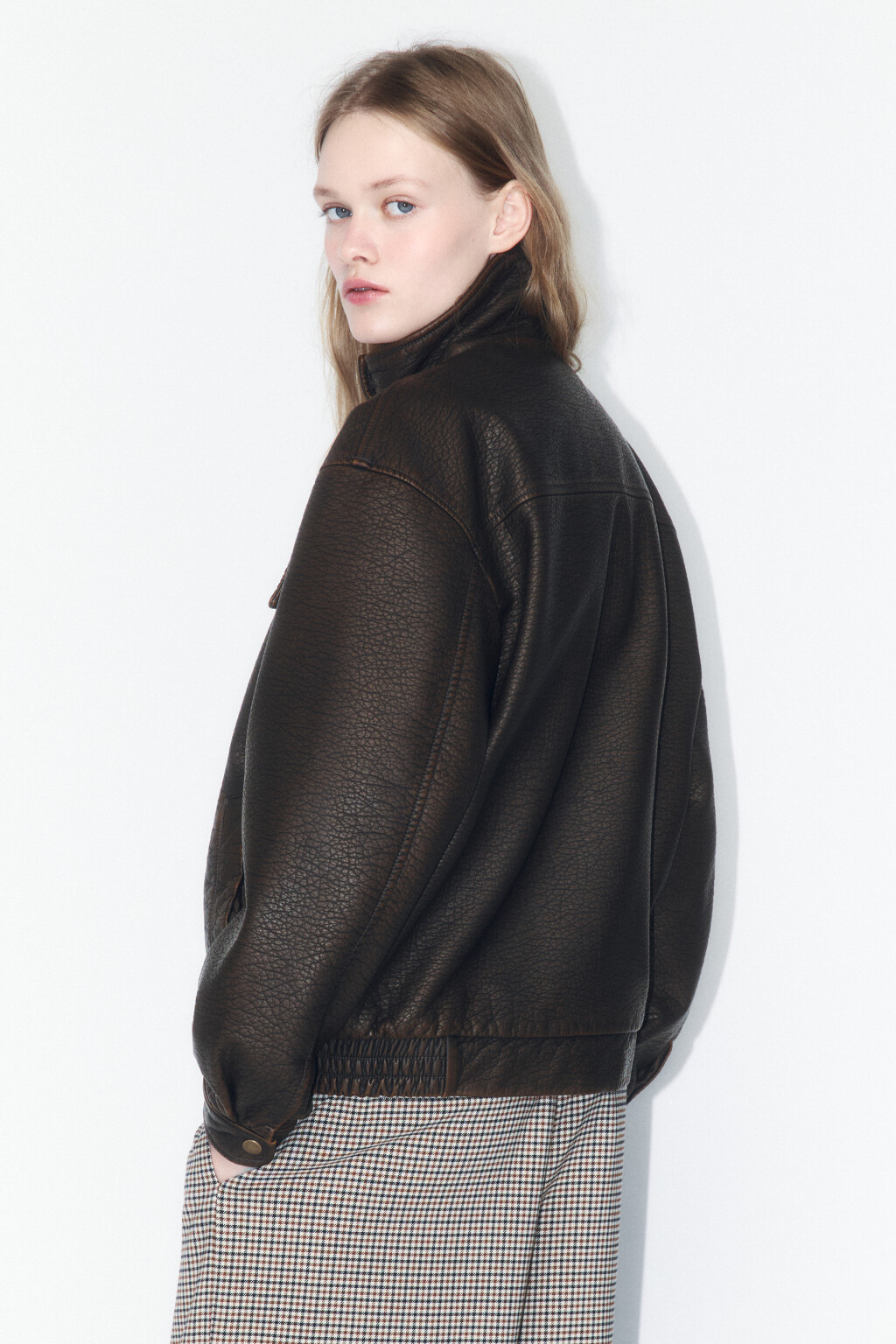 Куртка-бомбер с вареным эффектом - цвет коричневый - 3