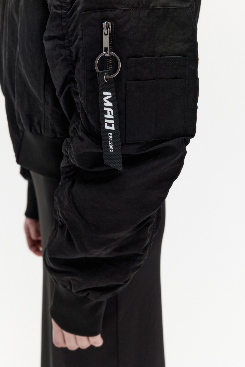 Куртка-бомбер укороченная из жатой ткани - цвет черный - 7