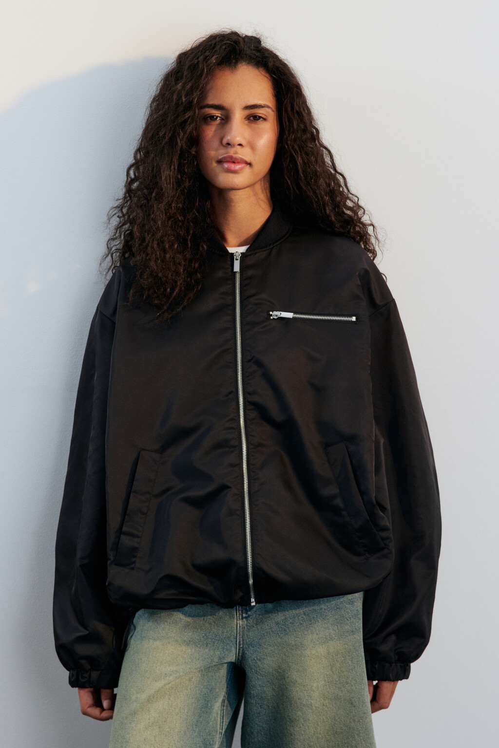 Куртка-бомбер из плащевой ткани - цвет черный - 2