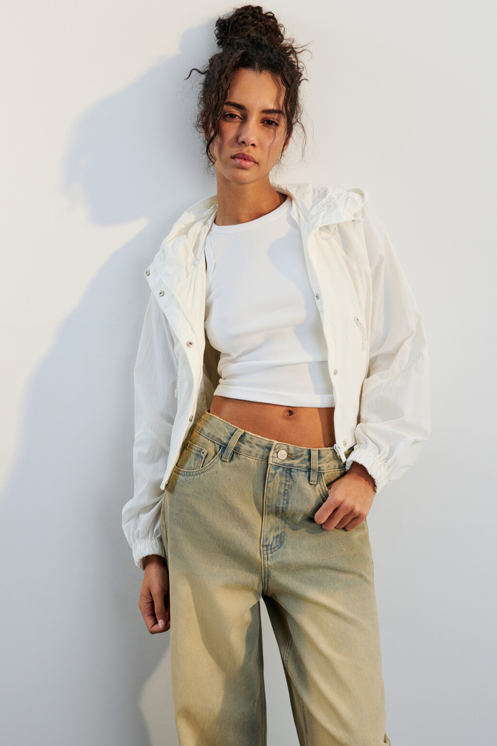 Куртка-ветровка свободная с капюшоном - цвет белый - 1