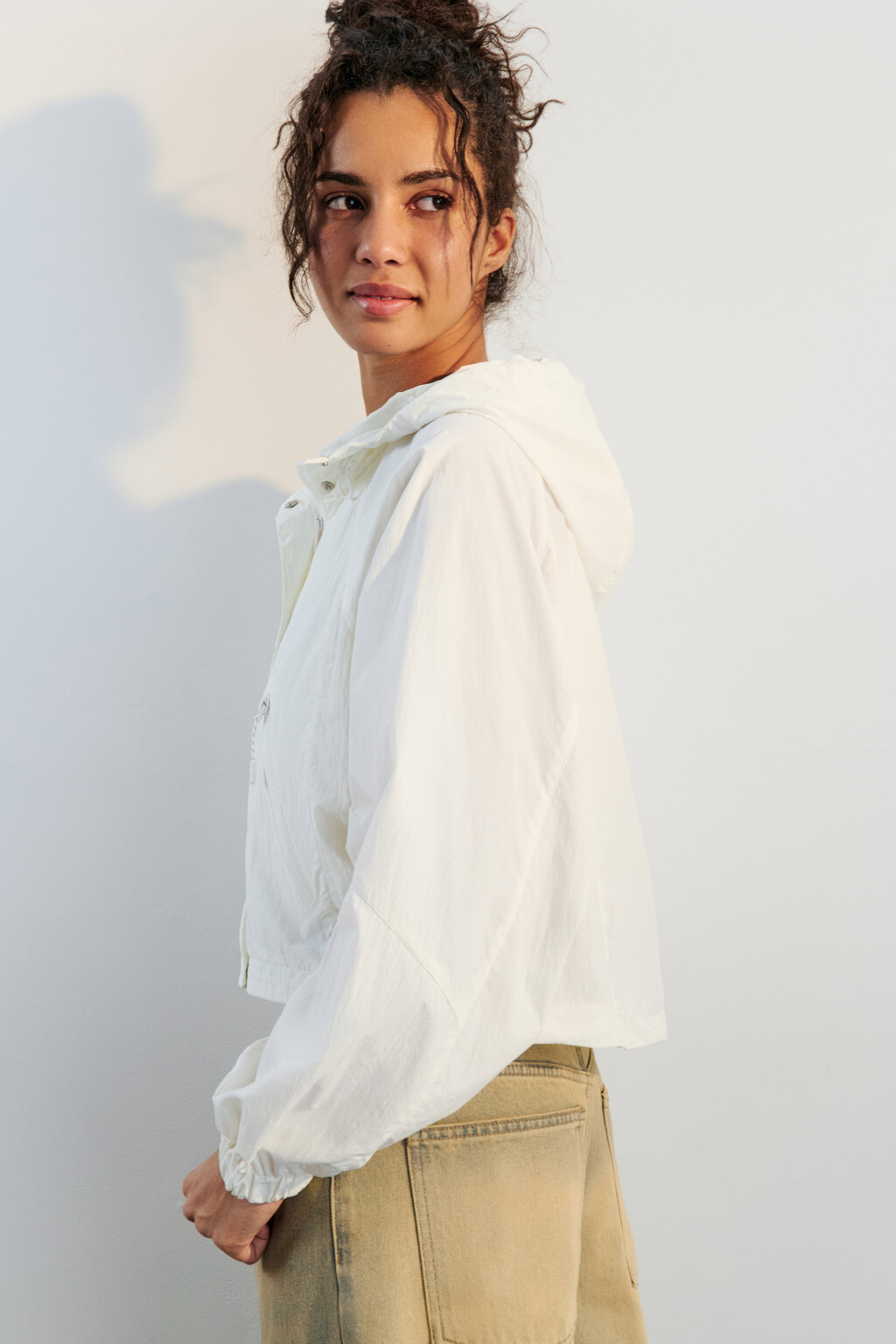 Куртка-ветровка свободная с капюшоном - цвет белый - 2