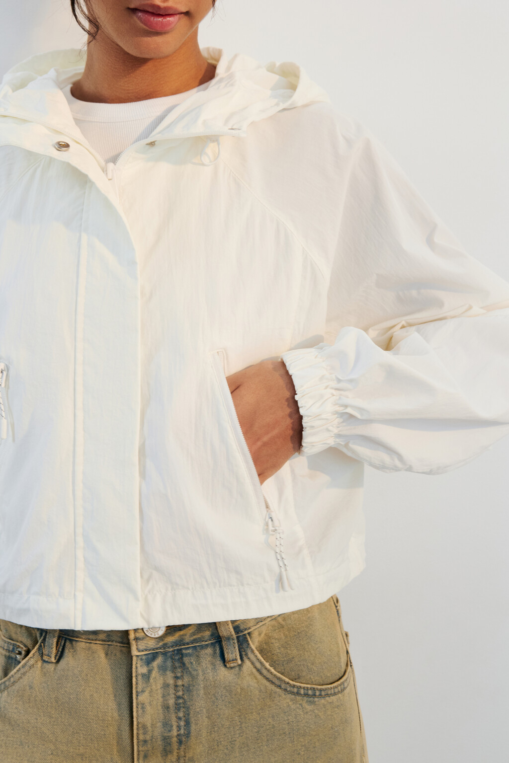 Куртка-ветровка свободная с капюшоном - цвет белый - 7