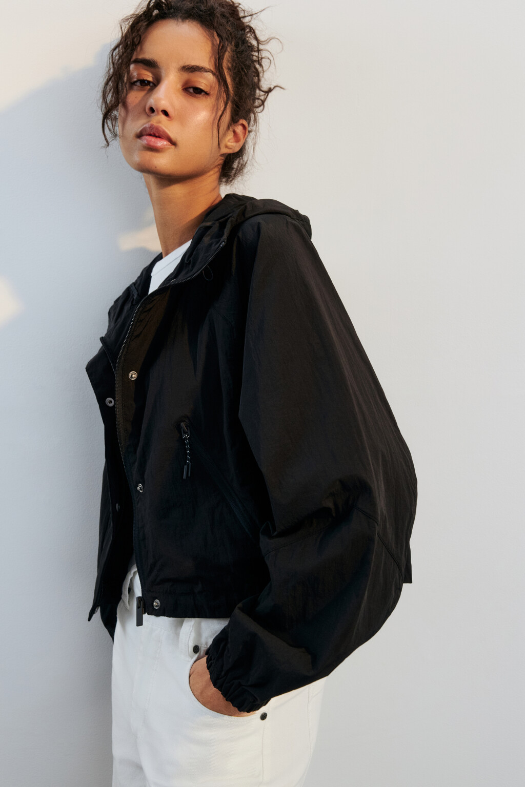 Куртка-ветровка свободная с капюшоном - цвет черный - 1