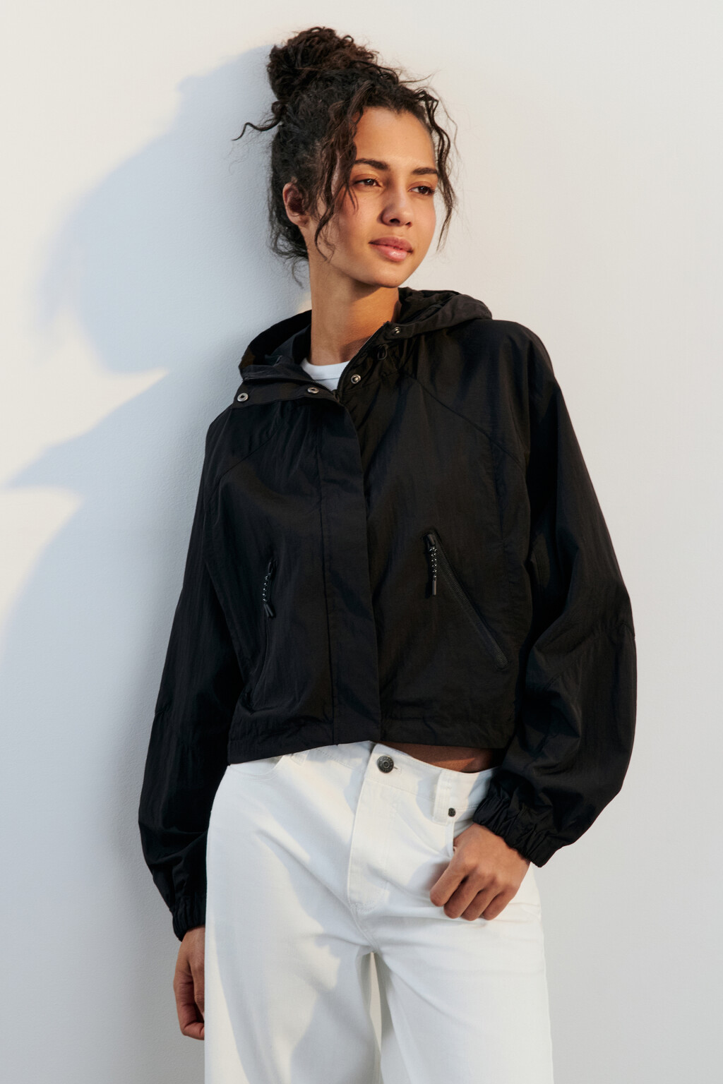 Куртка-ветровка свободная с капюшоном - цвет черный - 2