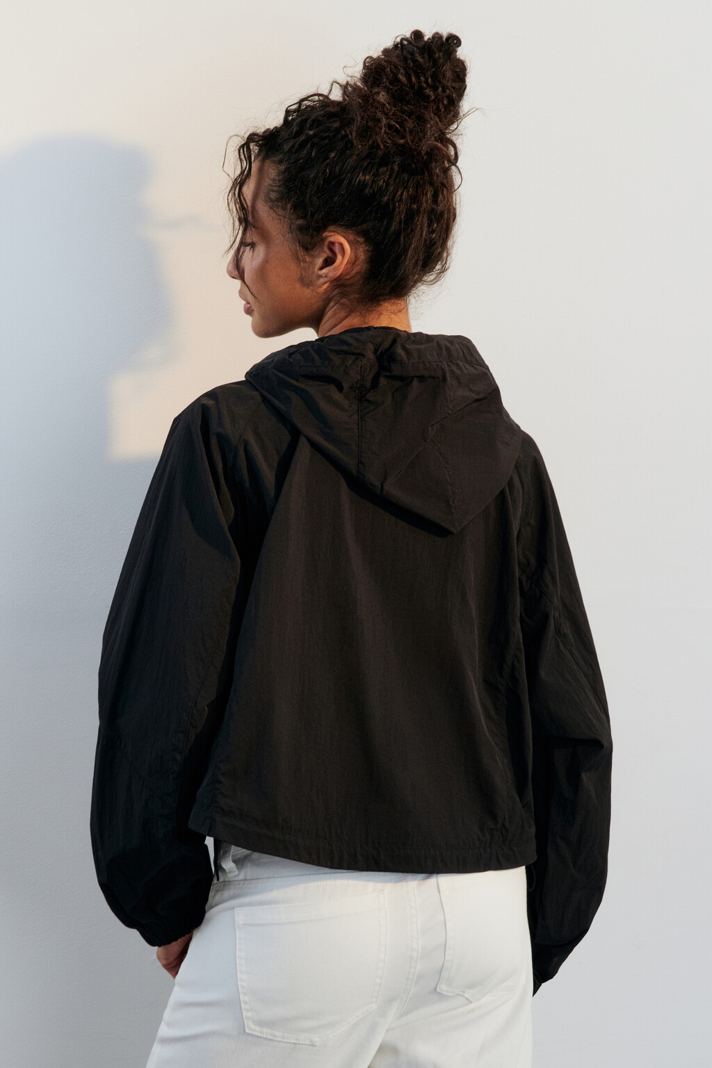 Куртка-ветровка свободная с капюшоном - цвет черный - 3