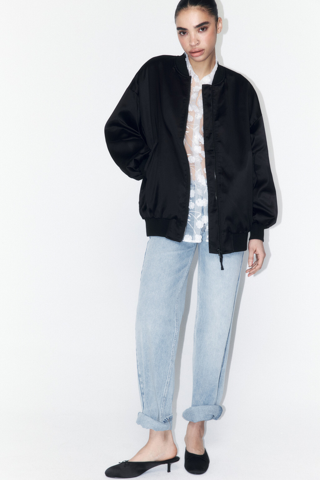 Куртка-бомбер oversize из атласной ткани - цвет черный - 1