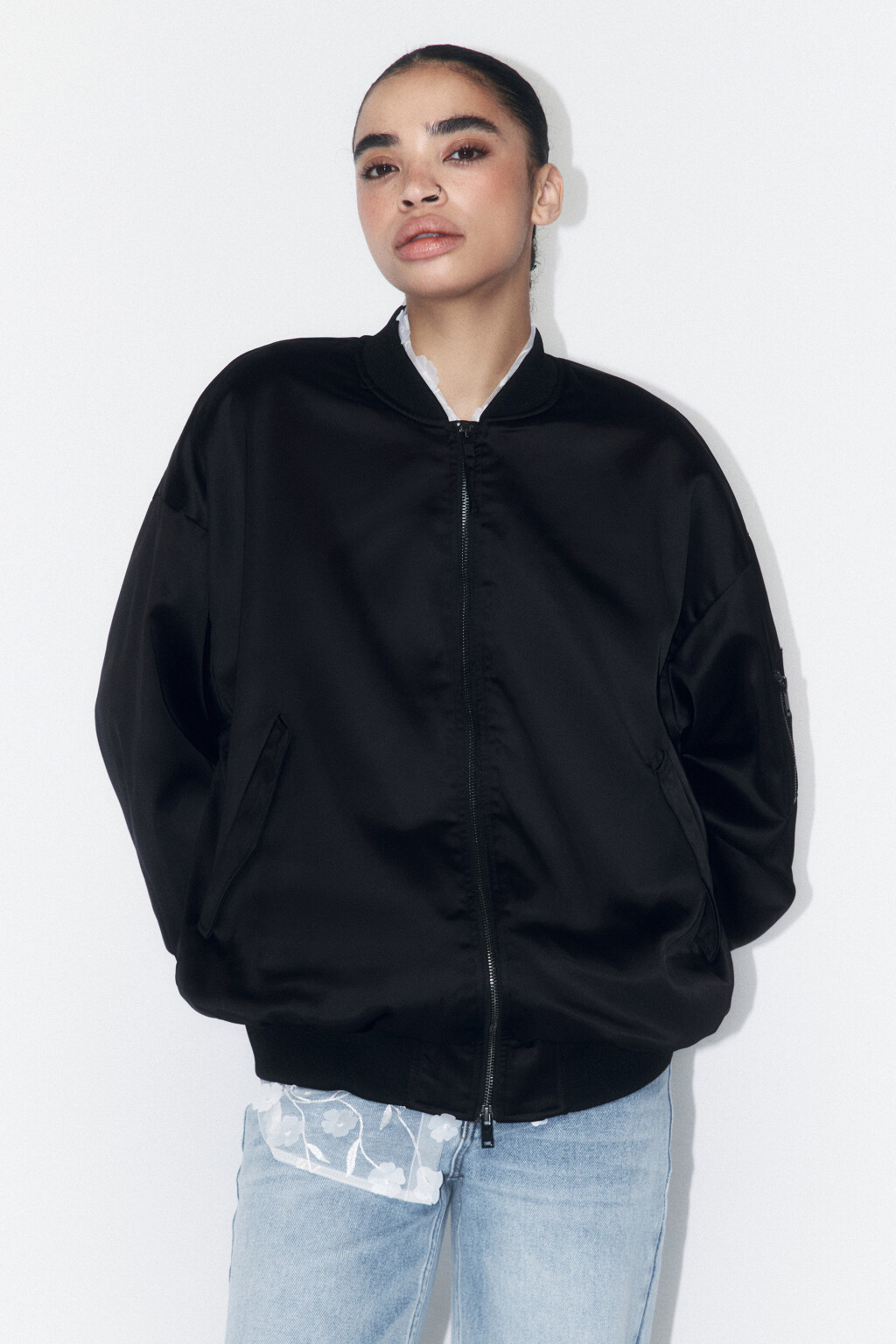 Куртка-бомбер oversize из атласной ткани - цвет черный - 3