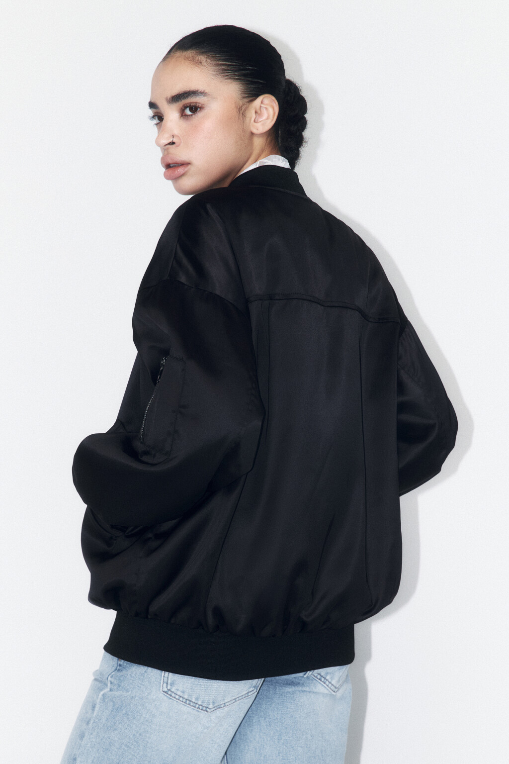 Куртка-бомбер oversize из атласной ткани - цвет черный - 4