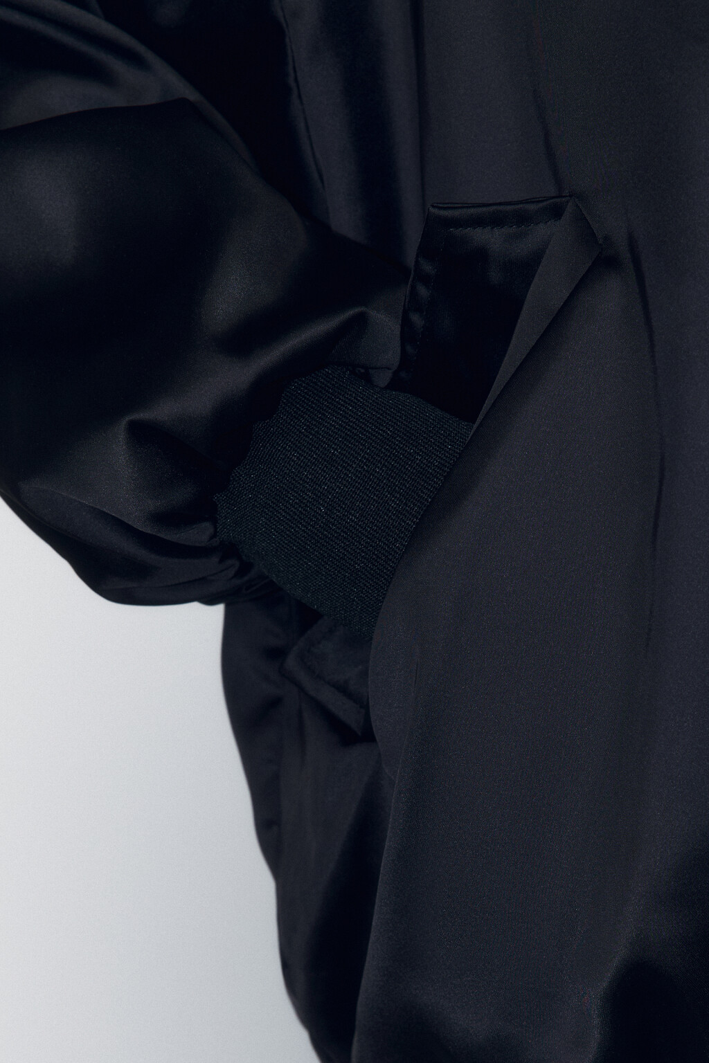 Куртка-бомбер oversize из атласной ткани - цвет черный - 8