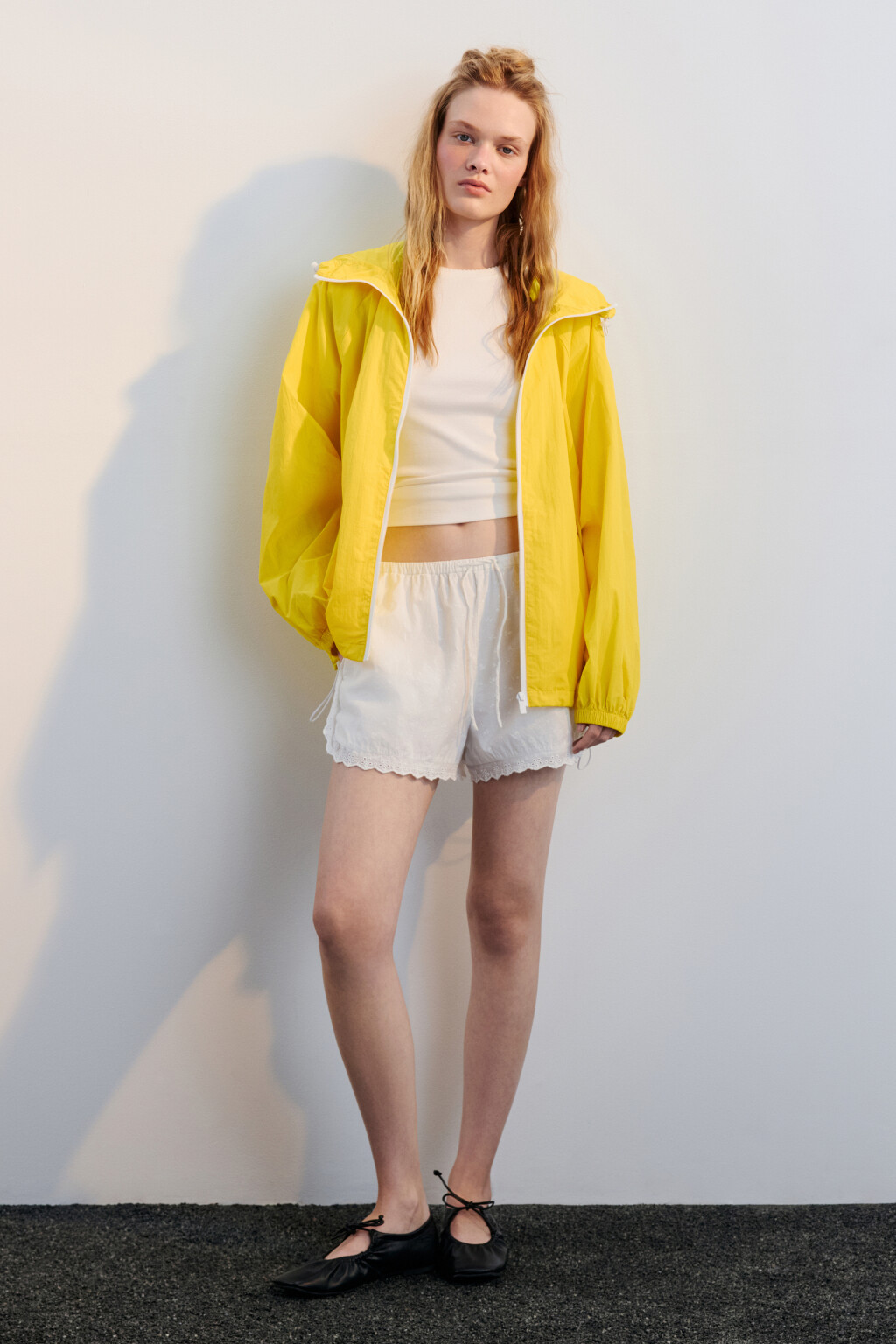 Куртка-ветровка oversize с капюшоном - цвет желтый - 4