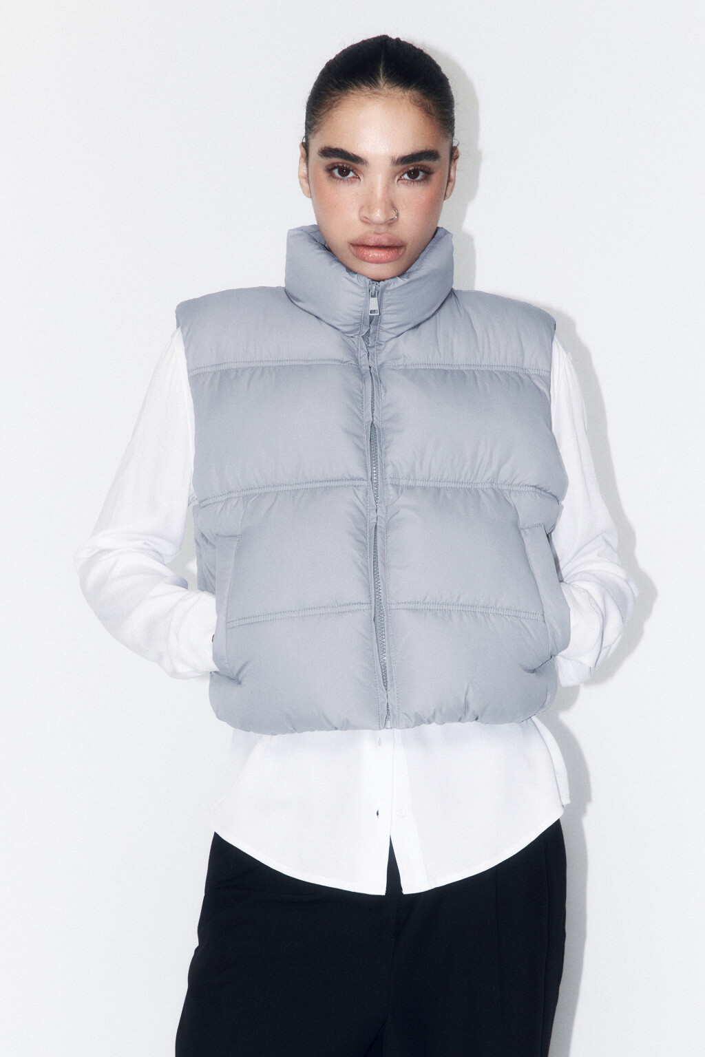Жилет стеганый укороченный на утеплителе - цвет серый - 2