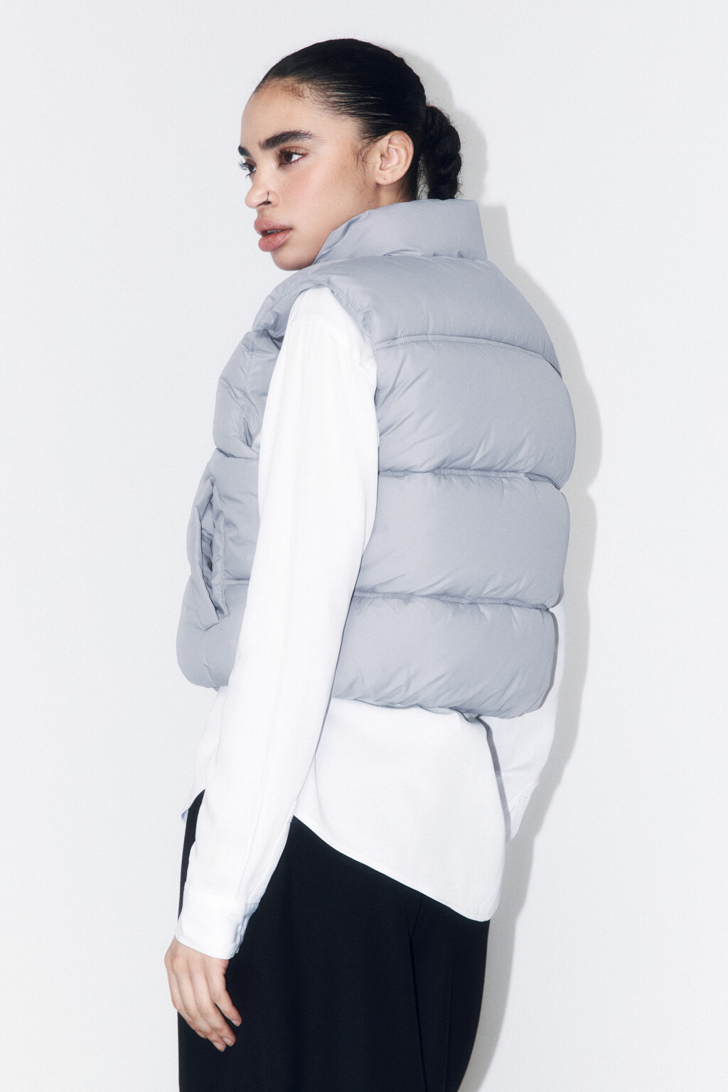 Жилет стеганый укороченный на утеплителе - цвет серый - 3