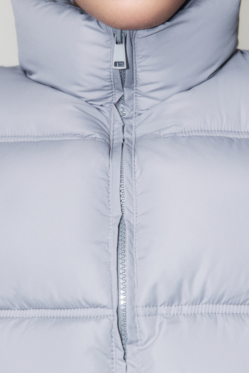 Жилет стеганый укороченный на утеплителе - цвет серый - 5