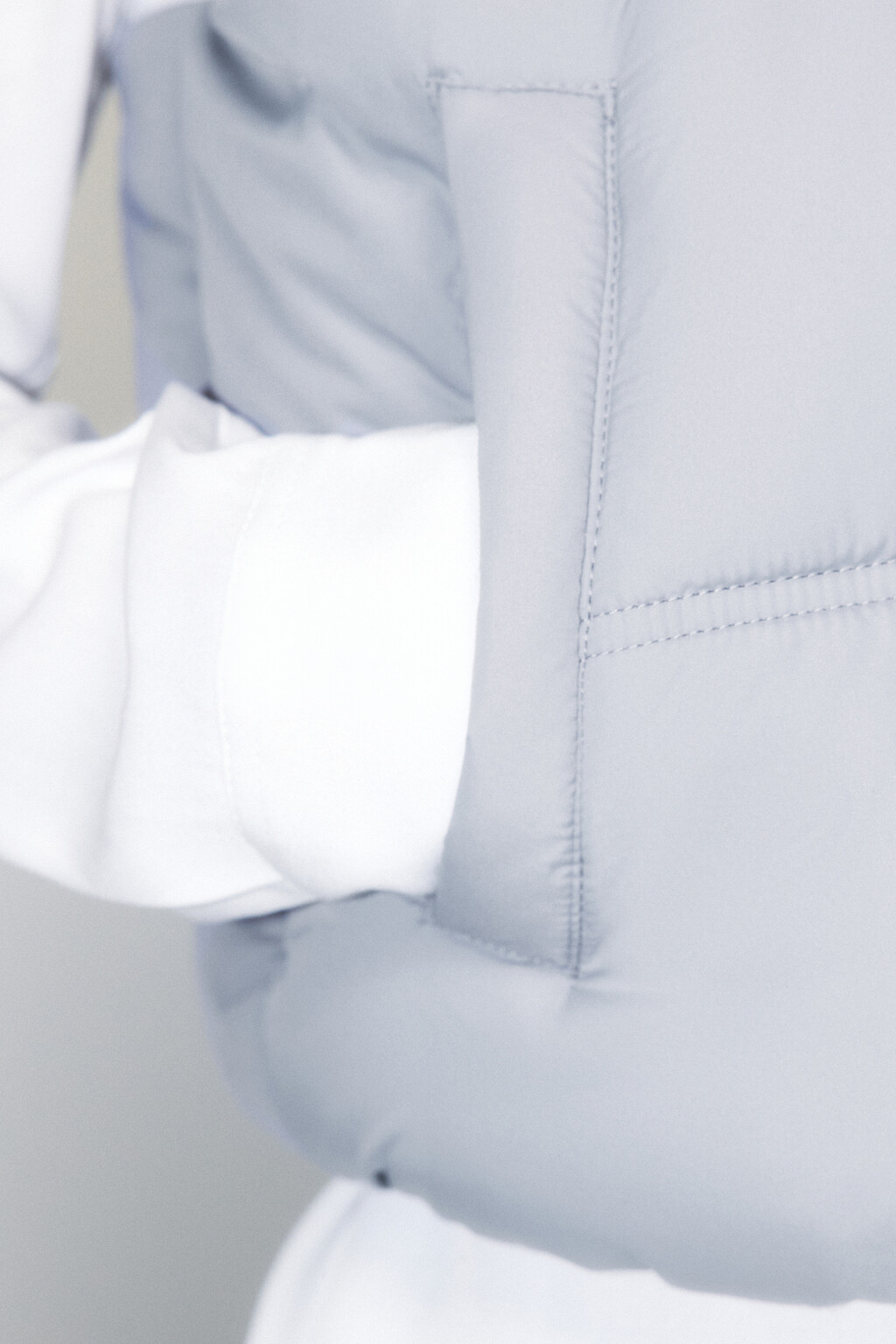 Жилет стеганый укороченный на утеплителе - цвет серый - 7