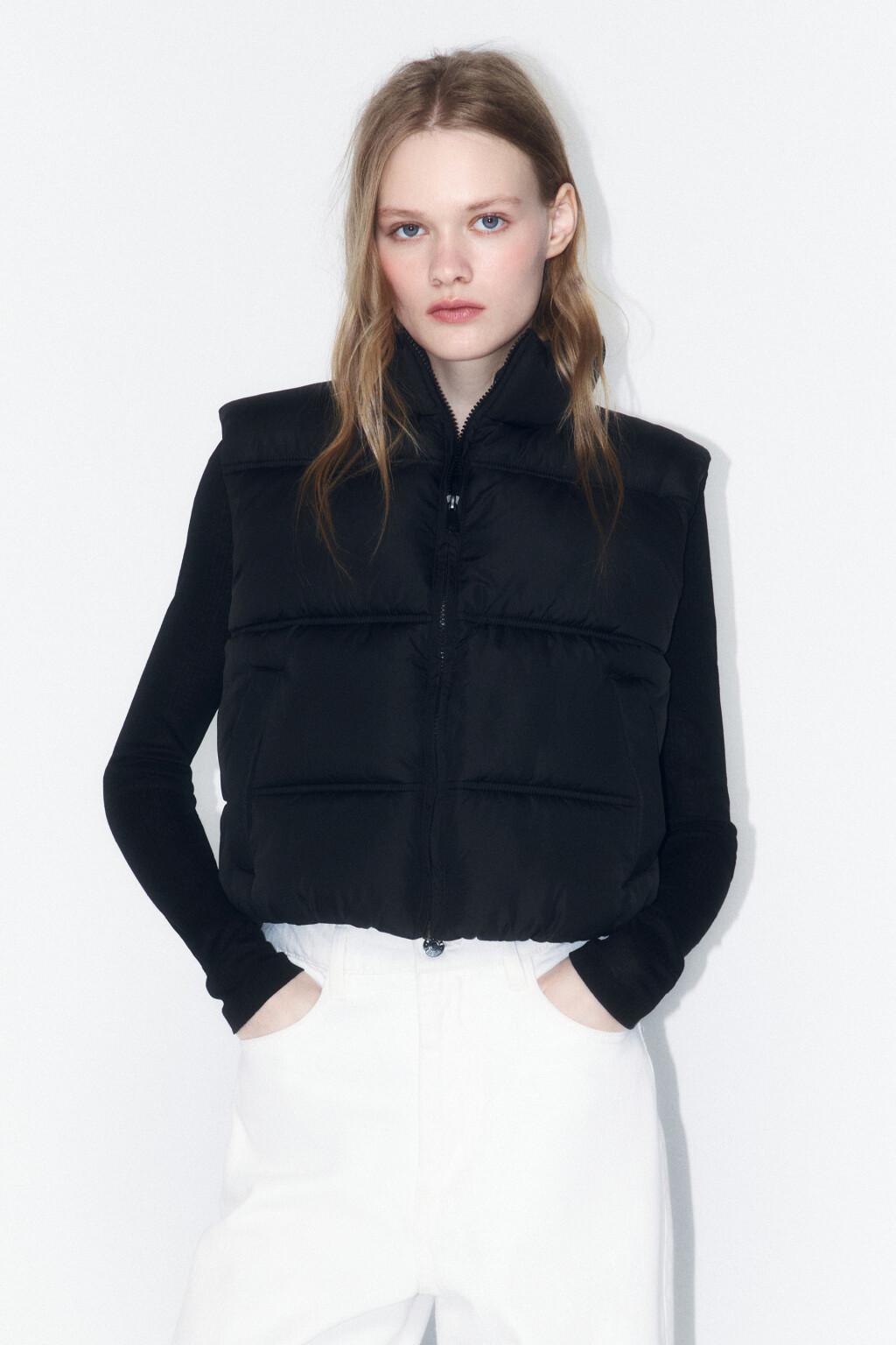 Жилет стеганый укороченный на утеплителе - цвет черный - 2