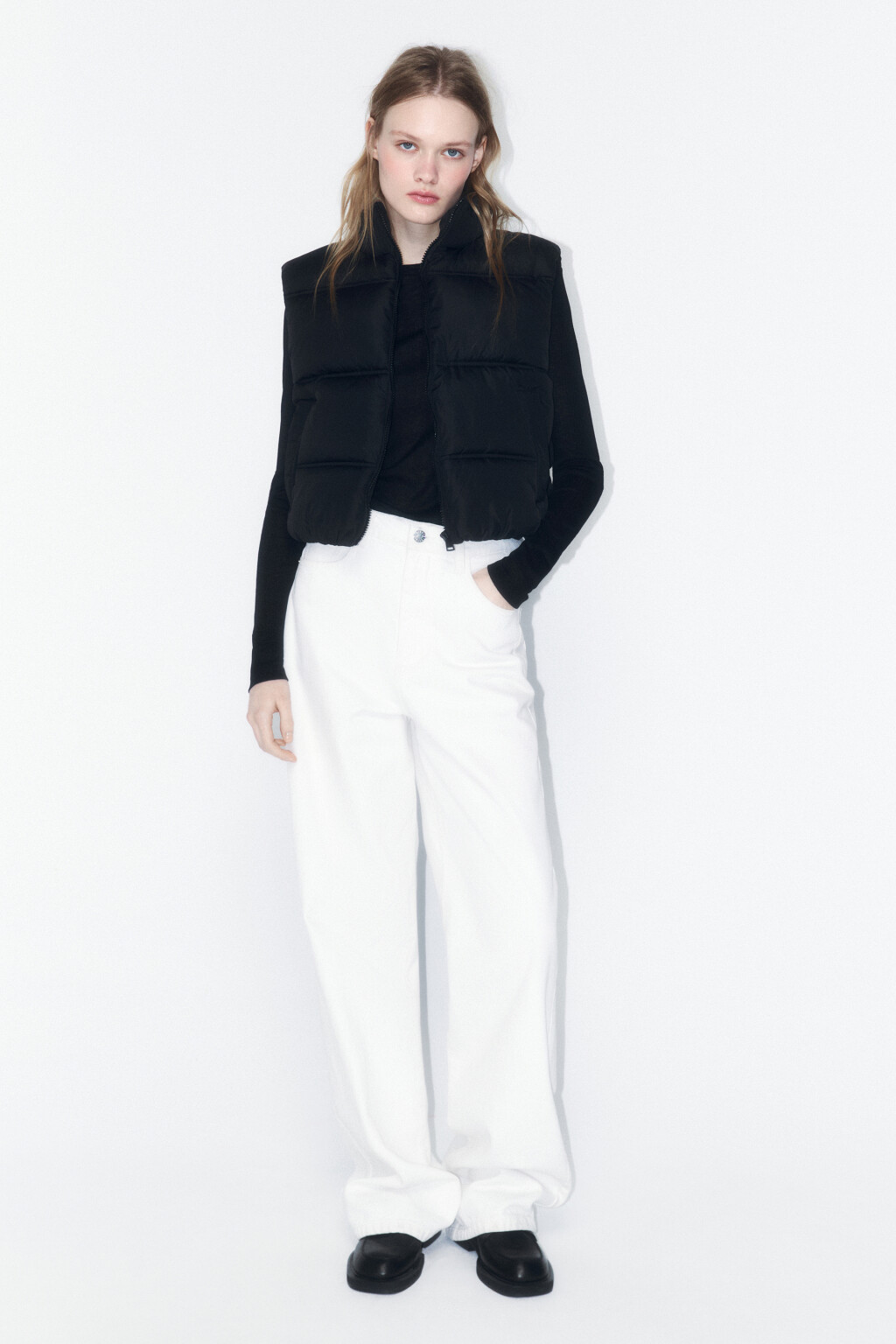 Жилет стеганый укороченный на утеплителе - цвет черный - 4