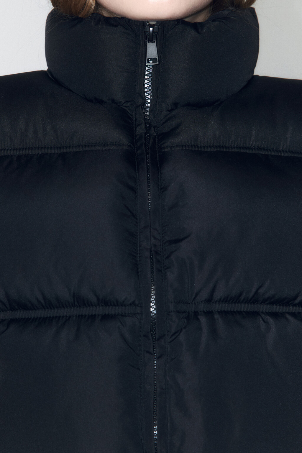 Жилет стеганый укороченный на утеплителе - цвет черный - 5
