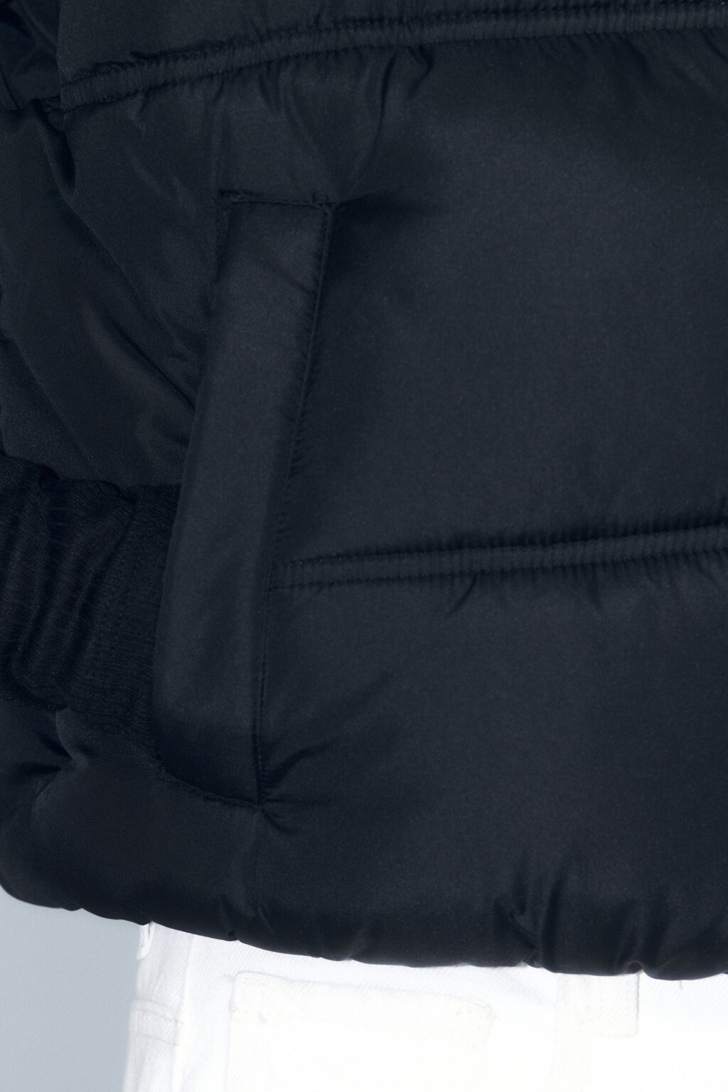 Жилет стеганый укороченный на утеплителе - цвет черный - 6