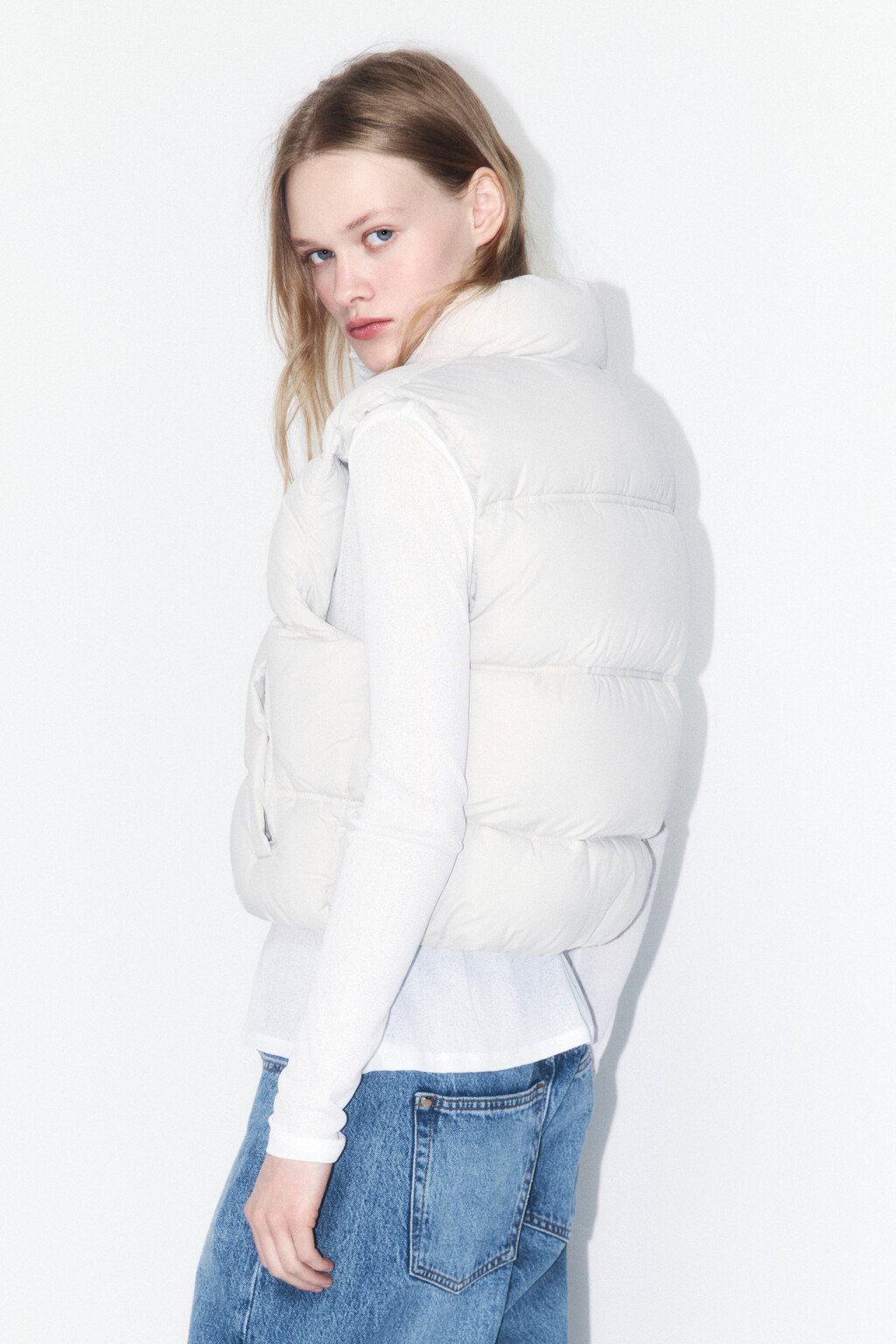 Жилет стеганый укороченный на утеплителе - цвет молочный - 3