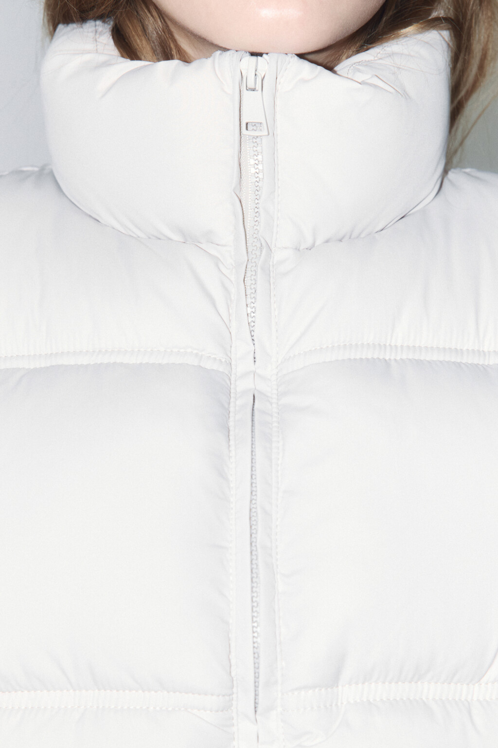 Жилет стеганый укороченный на утеплителе - цвет молочный - 5