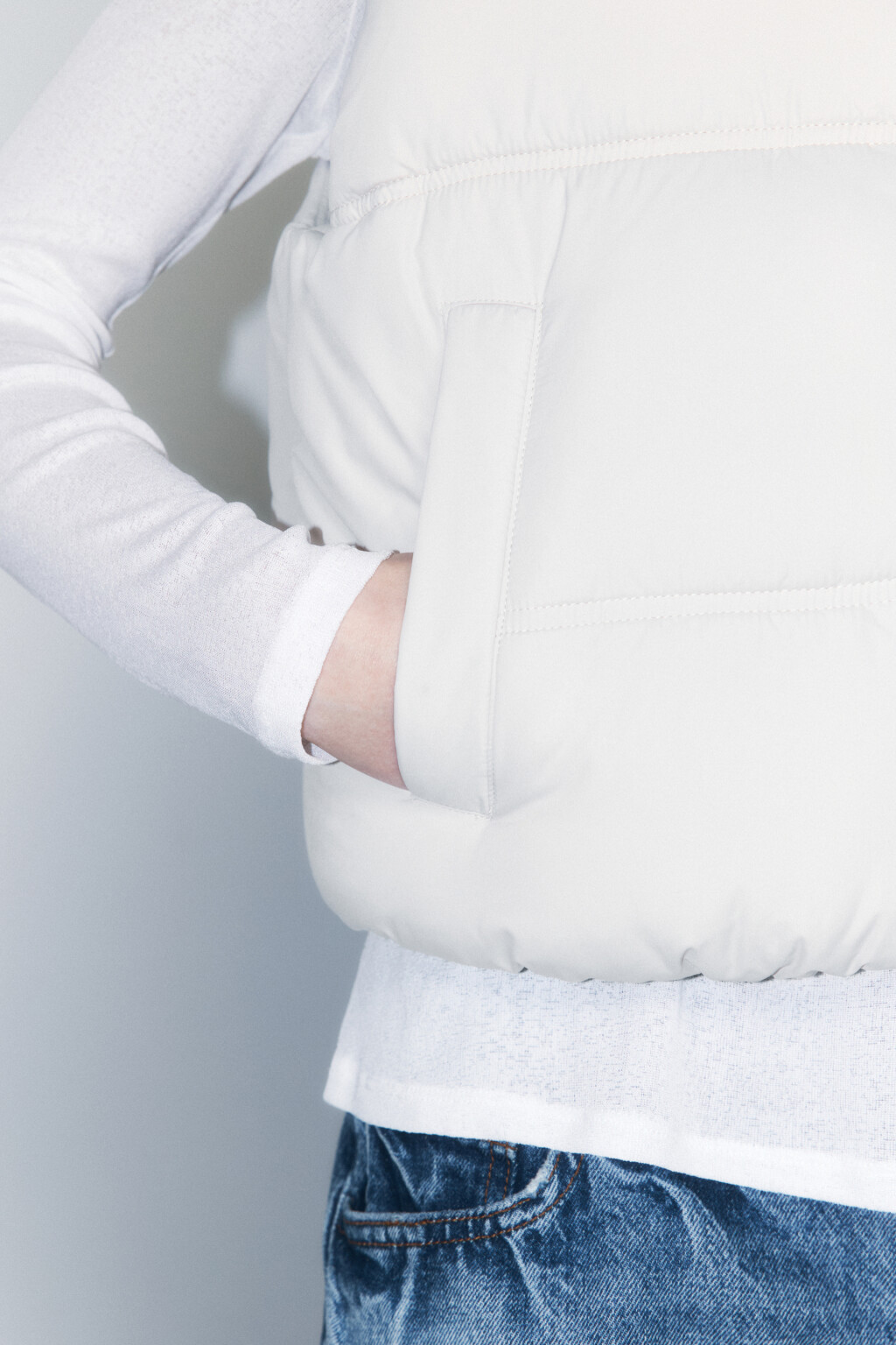 Жилет стеганый укороченный на утеплителе - цвет молочный - 6