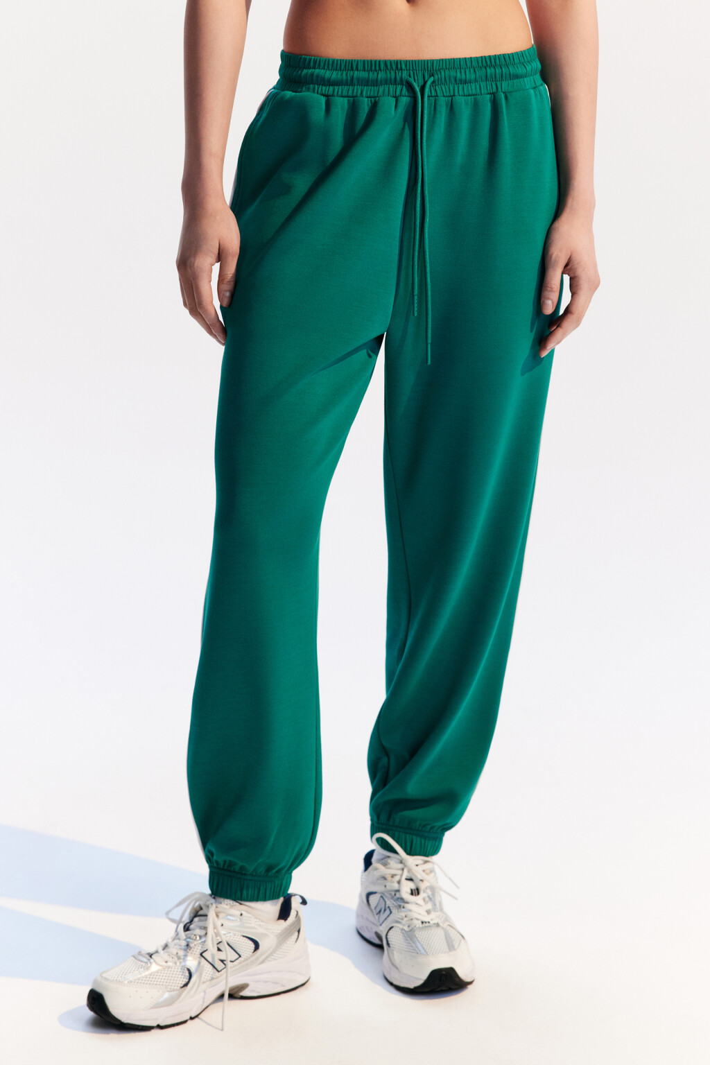 Брюки-джоггеры спортивные с лампасами - цвет зеленый - 3
