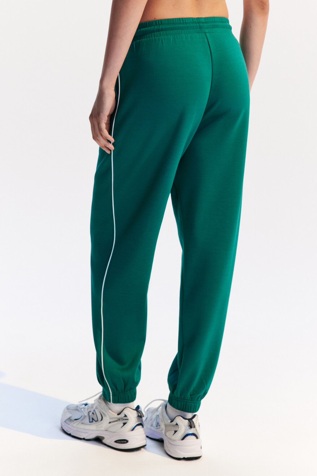 Брюки-джоггеры спортивные с лампасами - цвет зеленый - 4
